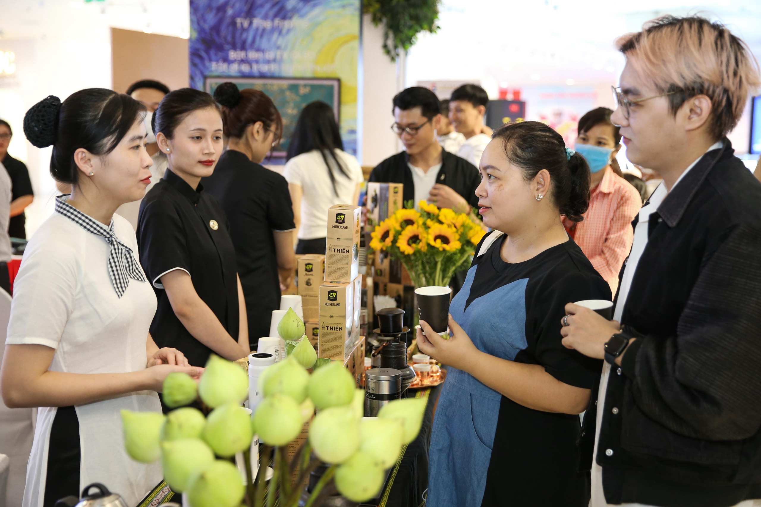 Du khách thích thú thưởng trà, cà phê trước giờ khai mạc Lễ hội