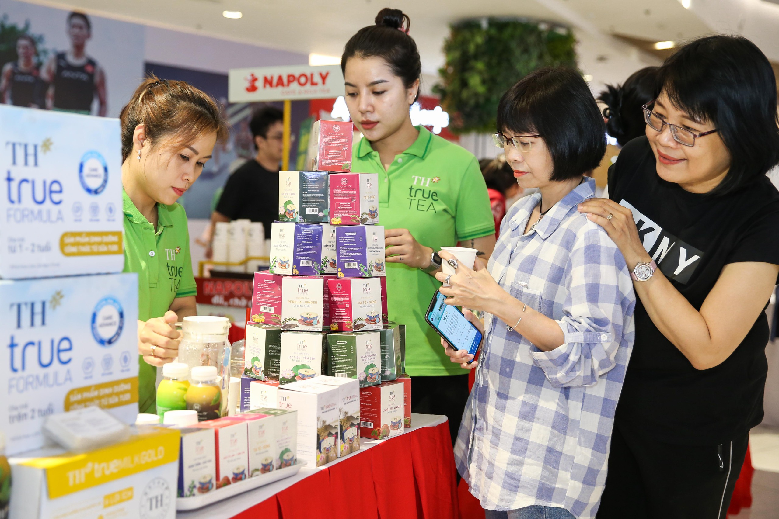Du khách thích thú thưởng trà, cà phê trước giờ khai mạc Lễ hội