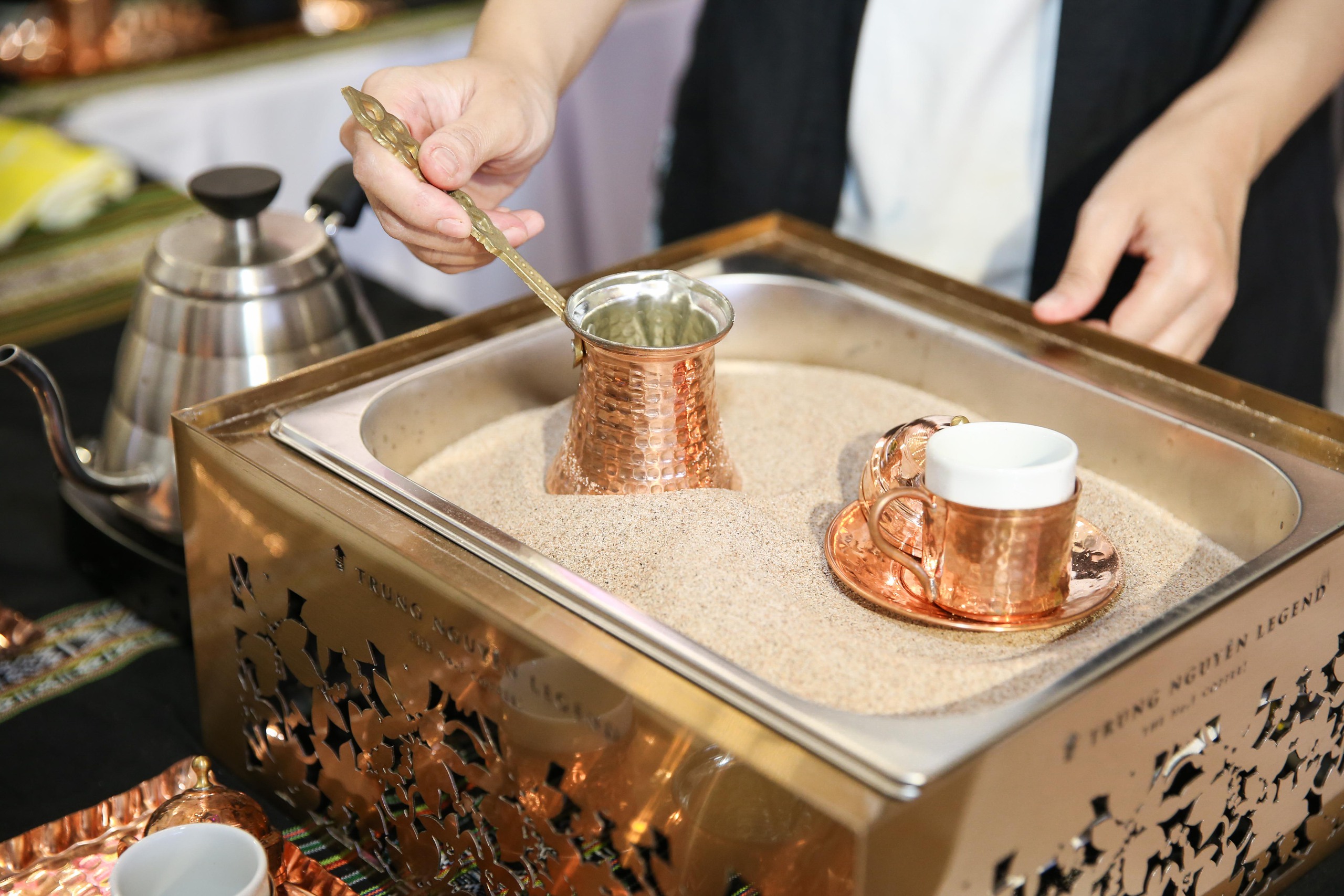 Du kh&aacute;ch th&iacute;ch th&uacute; thưởng tr&agrave;, c&agrave; ph&ecirc; trước giờ khai mạc Lễ hội 