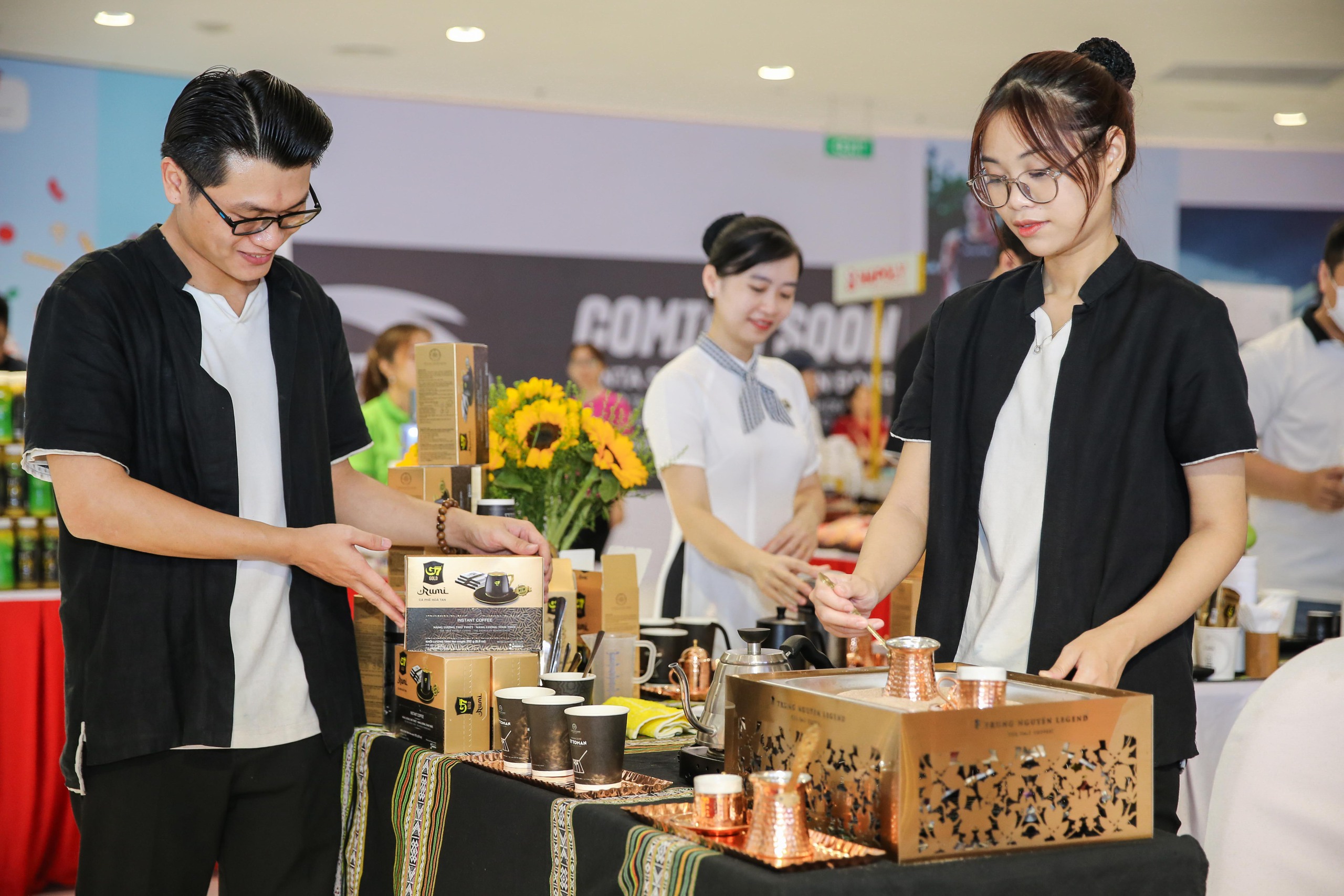 Du khách thích thú thưởng trà, cà phê trước giờ khai mạc Lễ hội