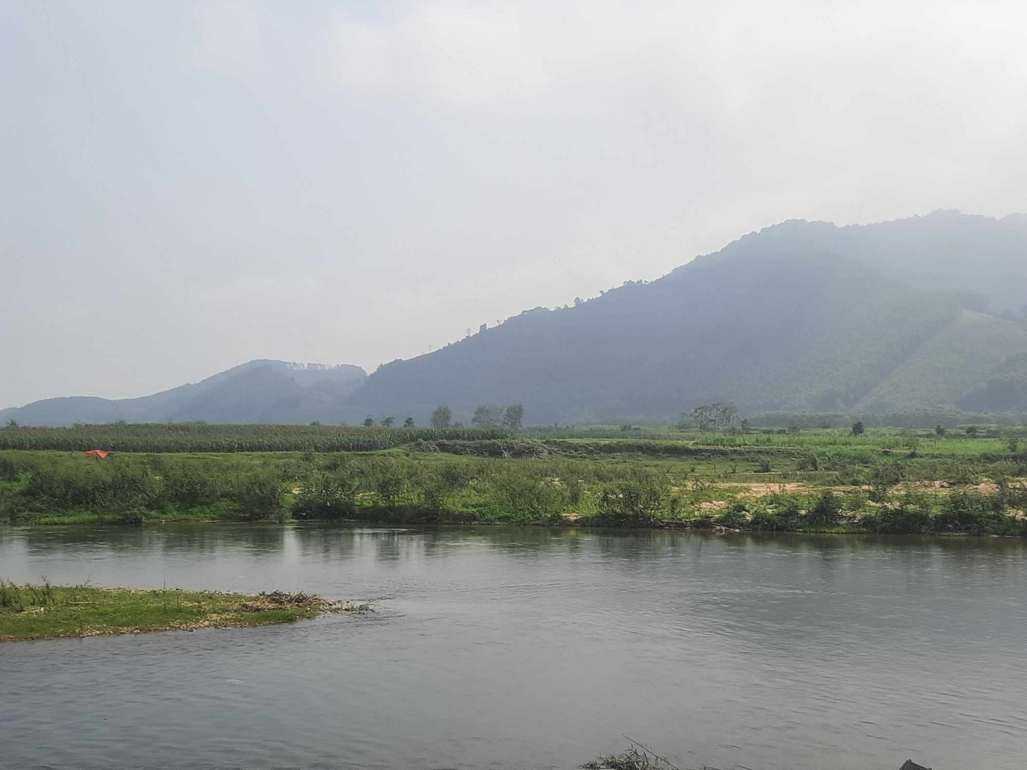 Bờ sông Ngàn Phố sạt lở nghiêm trọng, người dân lo mất hết đất sản xuất- Ảnh 4.