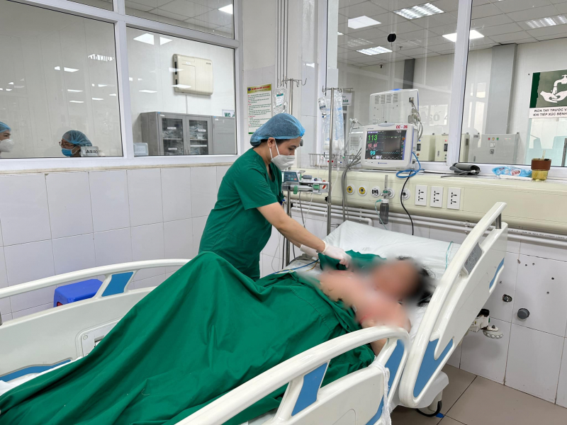 Một phụ nữ nguy kịch v&igrave; ngạnh c&aacute; tr&ecirc; đ&acirc;m v&agrave;o tay- Ảnh 1.