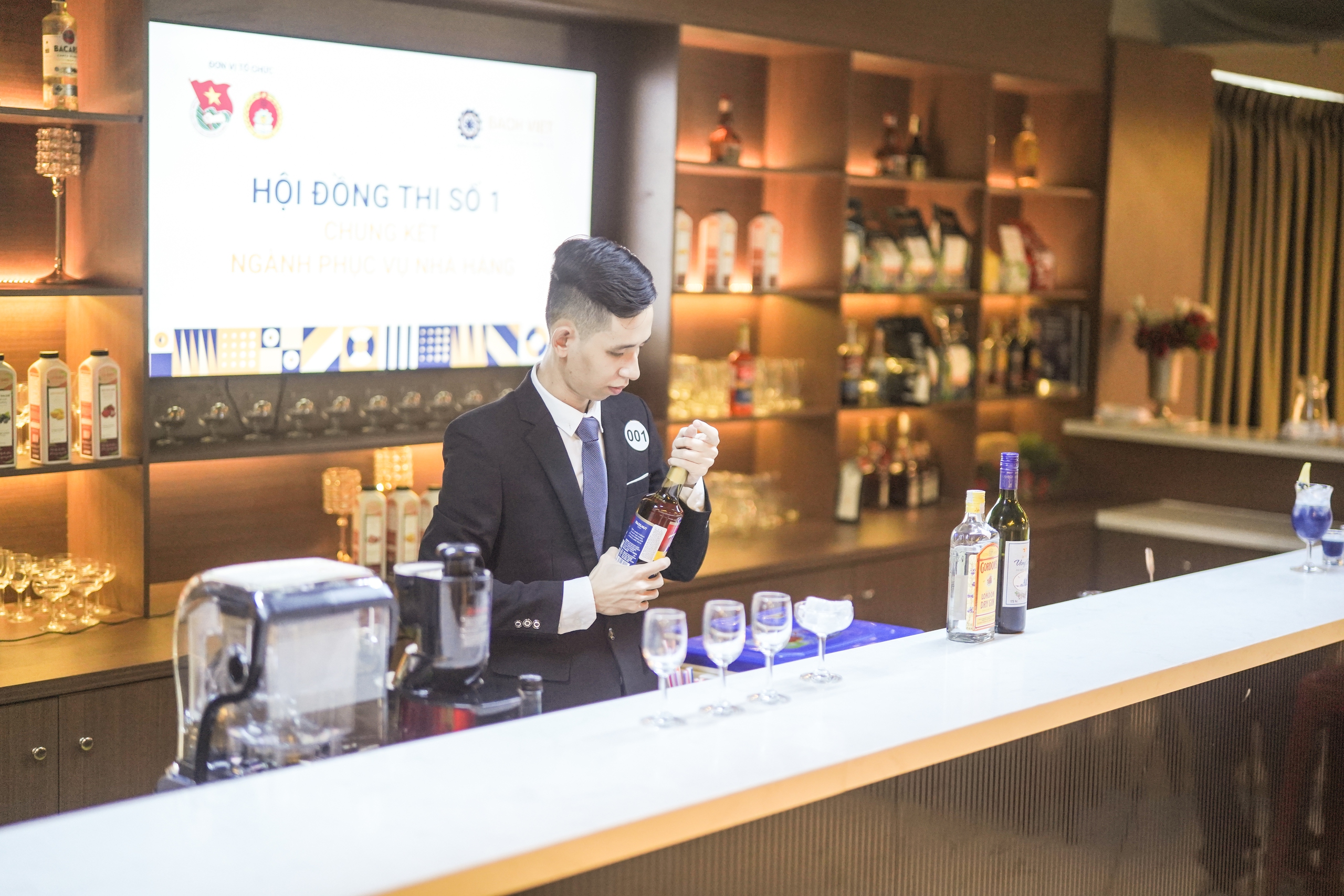 Hấp dẫn tranh t&agrave;i sinh vi&ecirc;n giỏi nghề phục vụ nh&agrave; h&agrave;ng- Ảnh 5.
