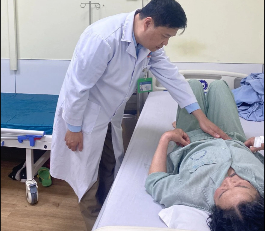 Đau bụng nhiều năm, ph&aacute;t hiện v&ograve;ng tr&aacute;nh thai lạc trong ổ bụng- Ảnh 2.