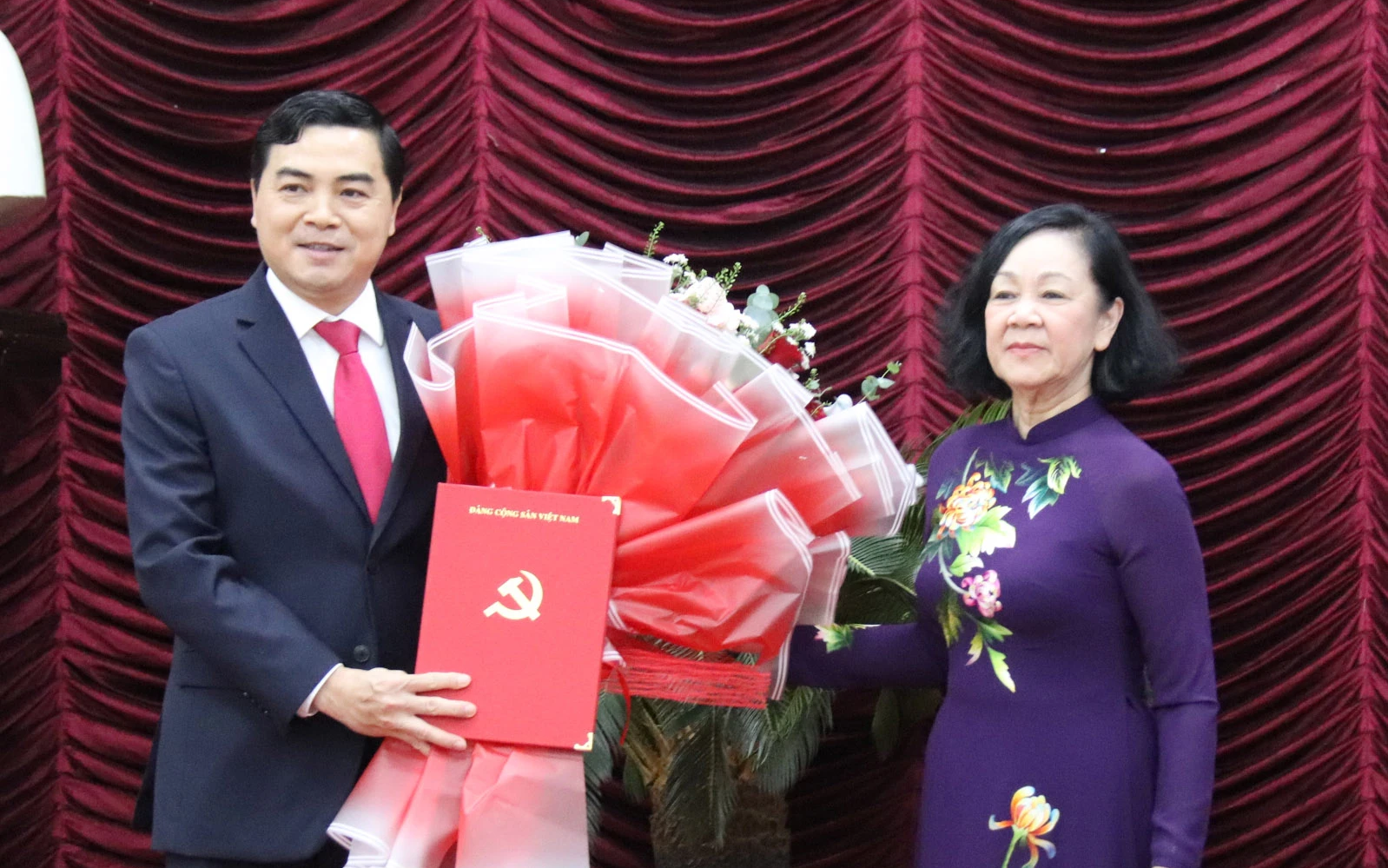 Nhân sự trong tuần: Điều động, bổ nhiệm cán bộ ở nhiều tỉnh, thành phố