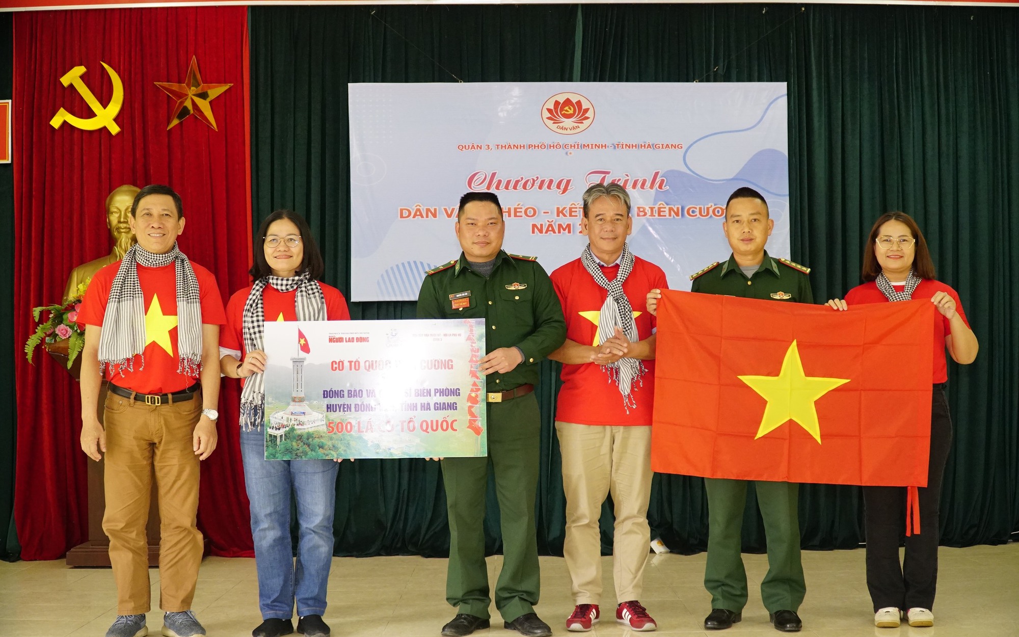 Trao tặng 1.000 lá cờ Tổ quốc tại tỉnh Hà Giang và Cao Bằng