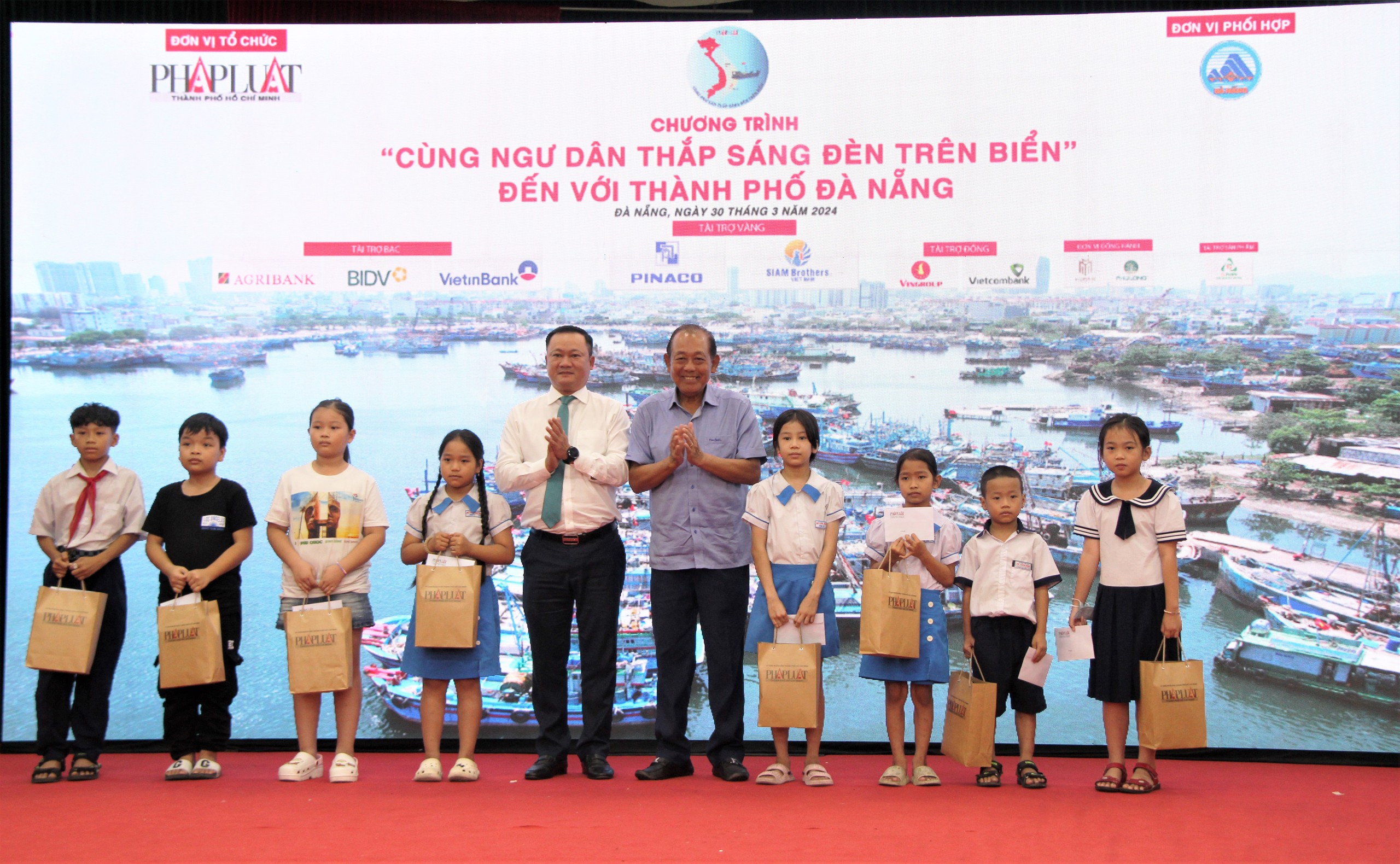 &ldquo;C&ugrave;ng ngư d&acirc;n thắp s&aacute;ng đ&egrave;n tr&ecirc;n biển&rdquo; đến với ngư d&acirc;n Đ&agrave; Nẵng- Ảnh 1.