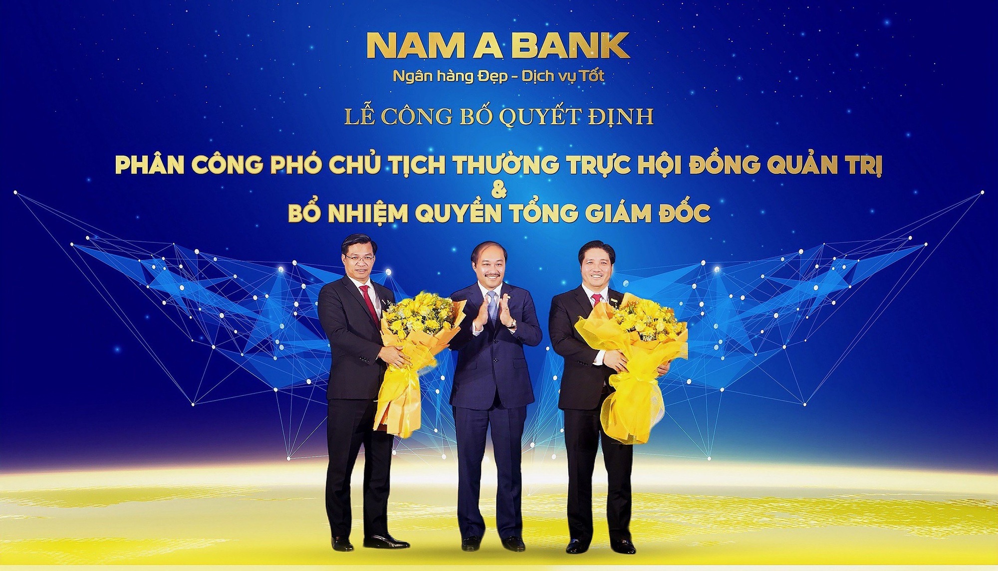 &Ocirc;ng Trần Ng&ocirc; Ph&uacute;c Vũ - Chủ tịch HĐQT Nam A Bank tặng hoa ch&uacute;c mừng &ocirc;ng Trần Ngọc T&acirc;m v&agrave; &ocirc;ng Trần Khải Ho&agrave;n