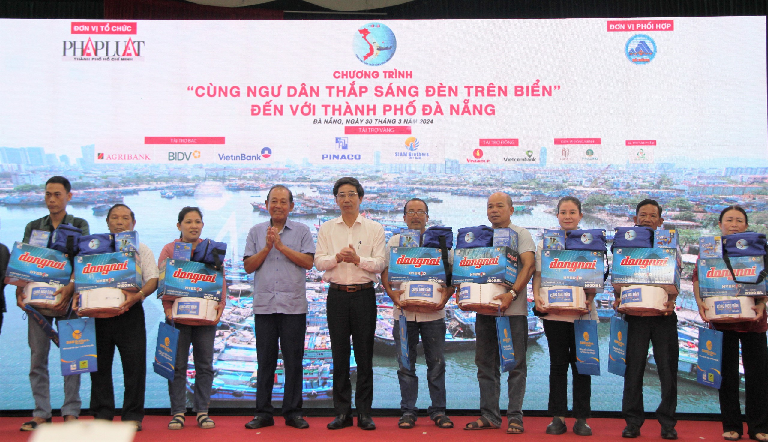 &ldquo;C&ugrave;ng ngư d&acirc;n thắp s&aacute;ng đ&egrave;n tr&ecirc;n biển&rdquo; đến với ngư d&acirc;n Đ&agrave; Nẵng- Ảnh 2.