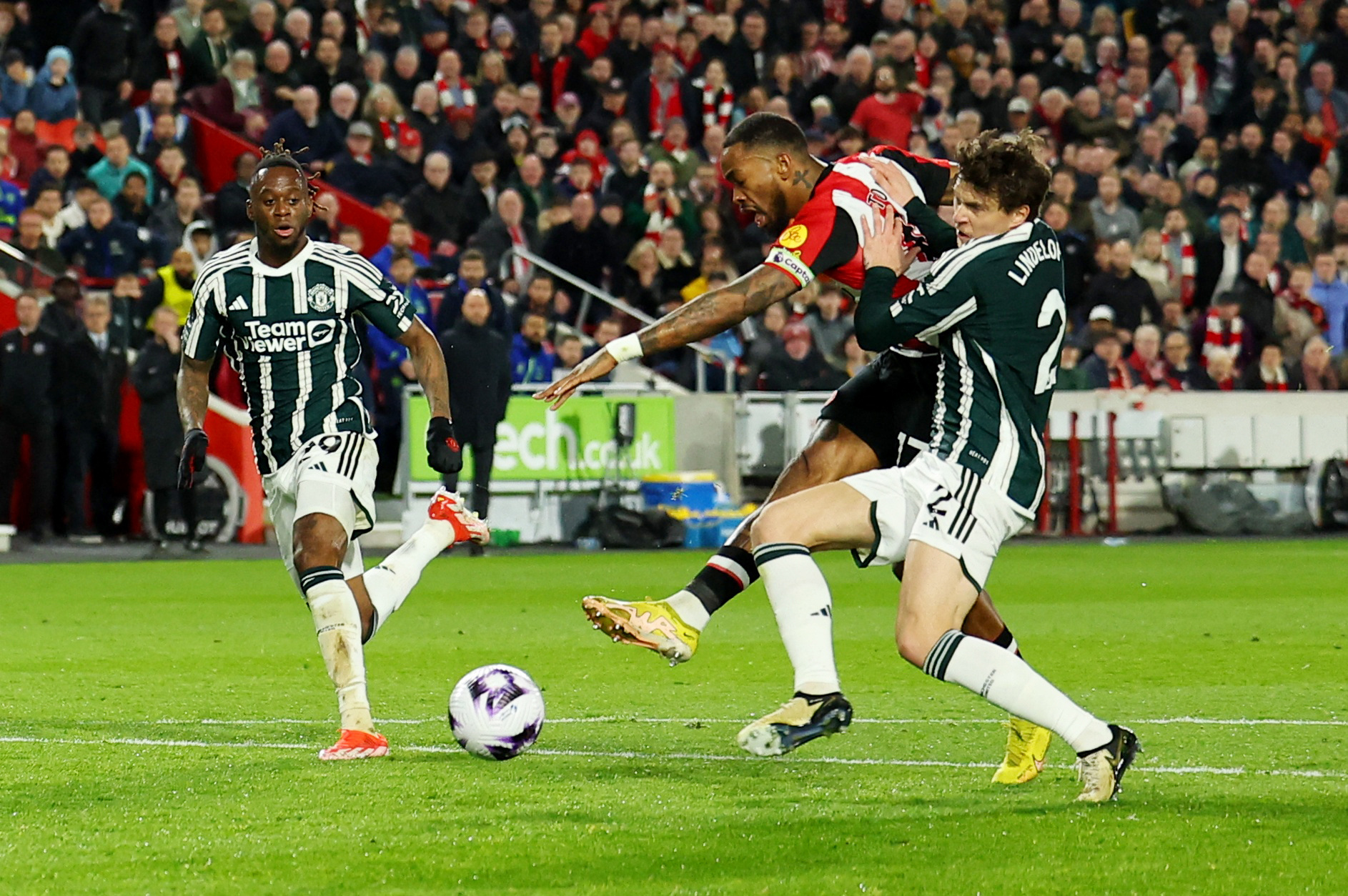 Nghiệt ng&atilde; ph&uacute;t b&ugrave; giờ, Man United tiếc nuối chia điểm Brentford- Ảnh 1.