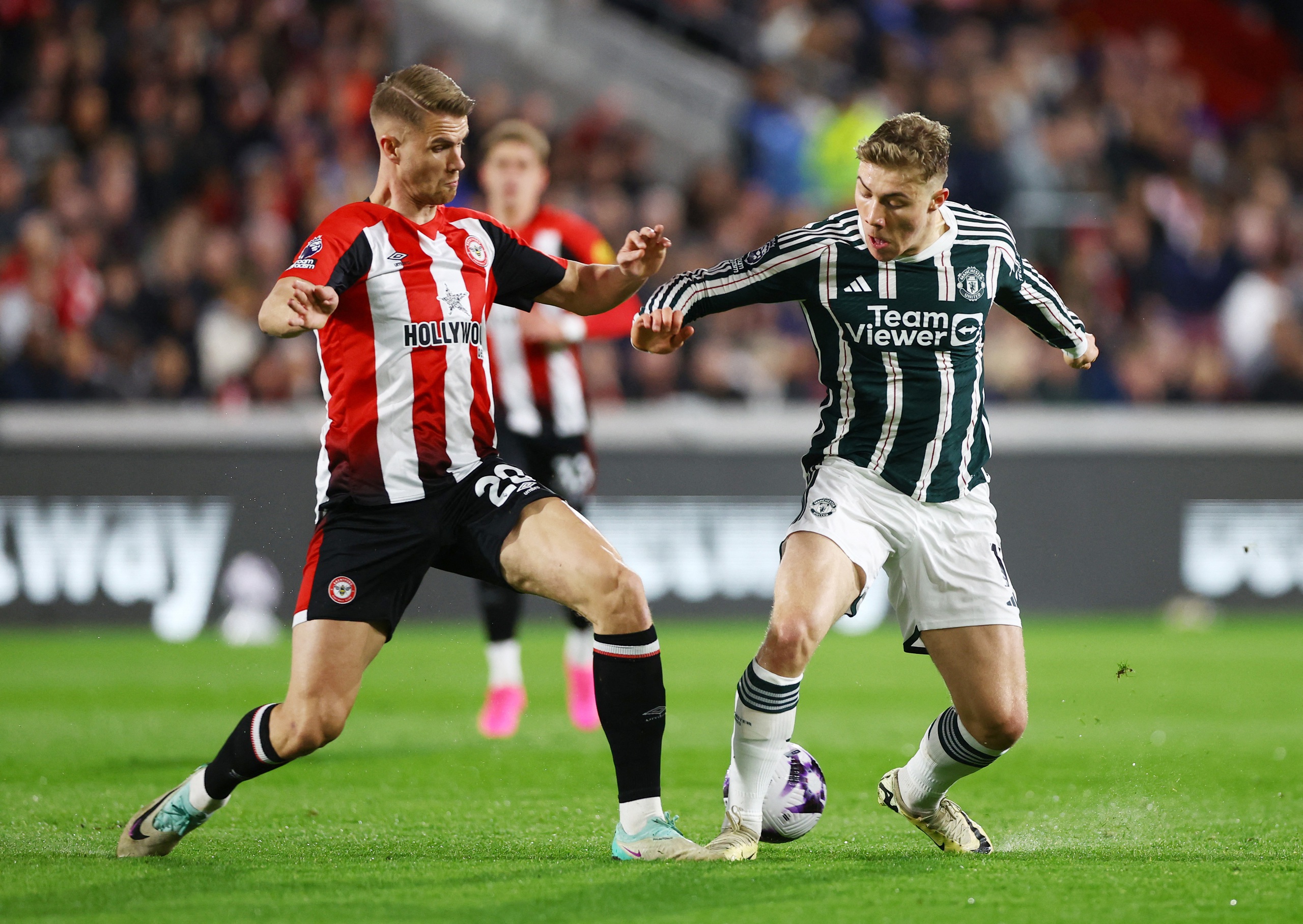 Nghiệt ng&atilde; ph&uacute;t b&ugrave; giờ, Man United tiếc nuối chia điểm Brentford- Ảnh 3.