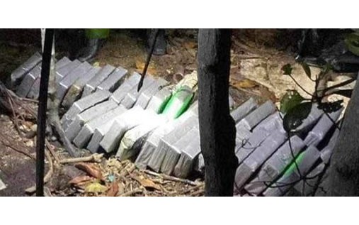 Hàng chục túi nylon nghi ma túy trôi dạt vào đê biển Gò Công