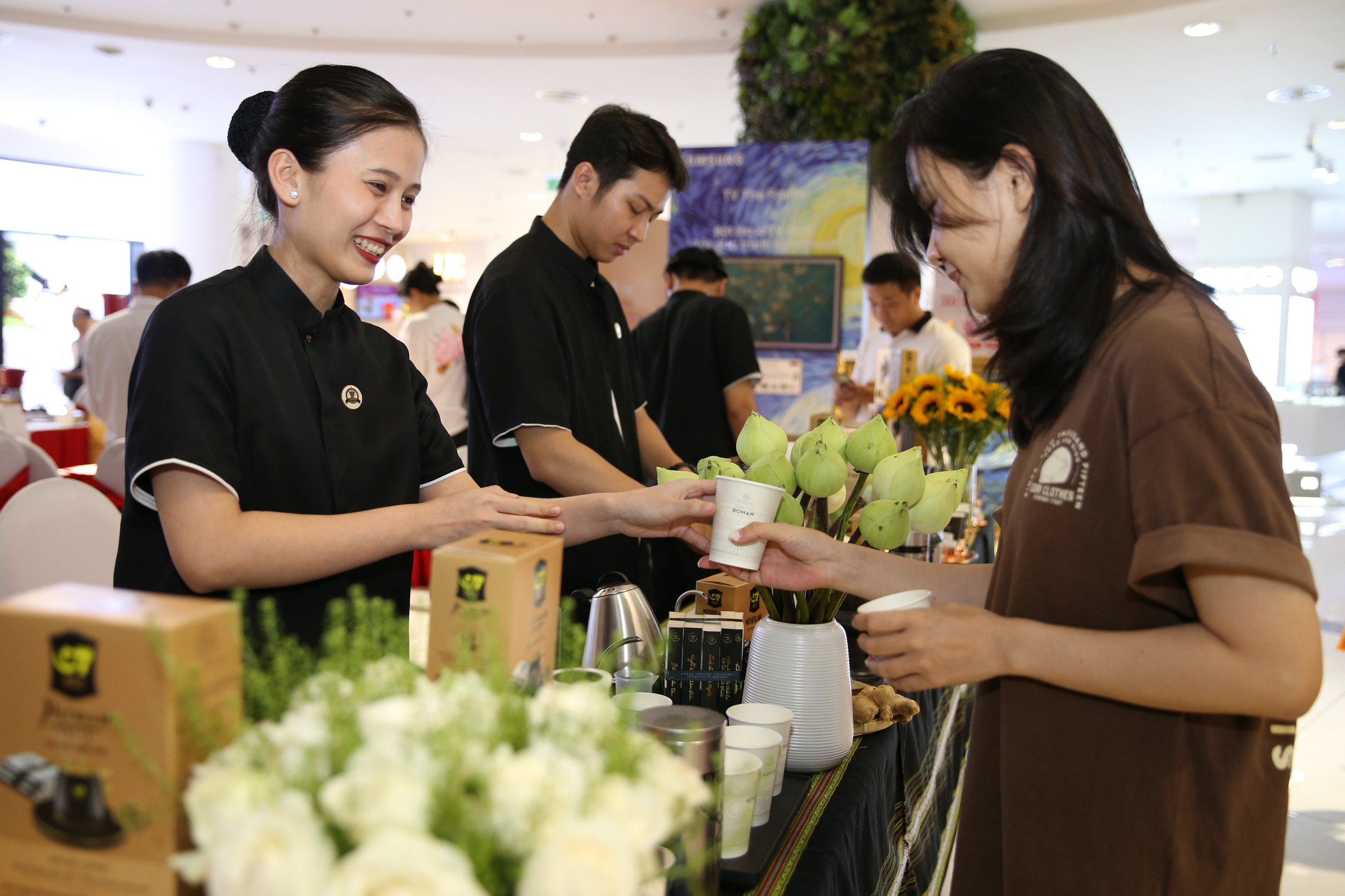 Du khách thích thú thưởng trà, cà phê trước giờ khai mạc Lễ hội