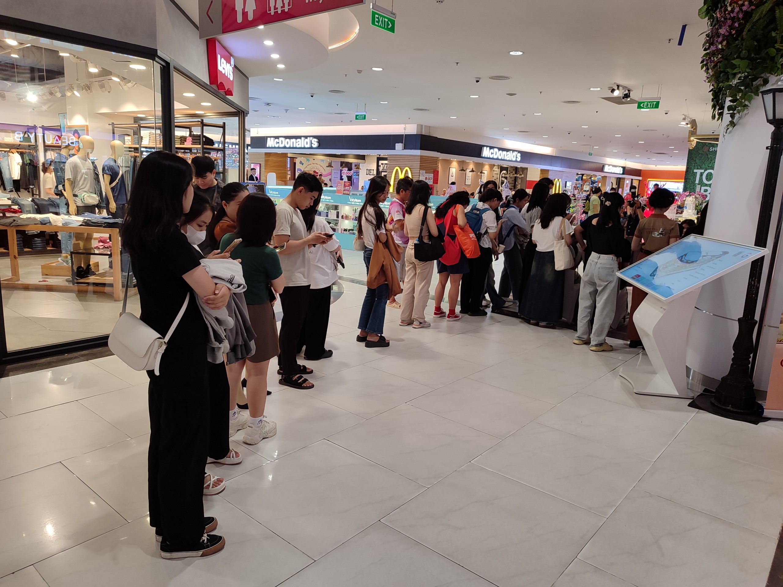 D&ograve;ng người xếp h&agrave;ng chờ được k&yacute; họa ch&acirc;n dung tại Lễ hội 