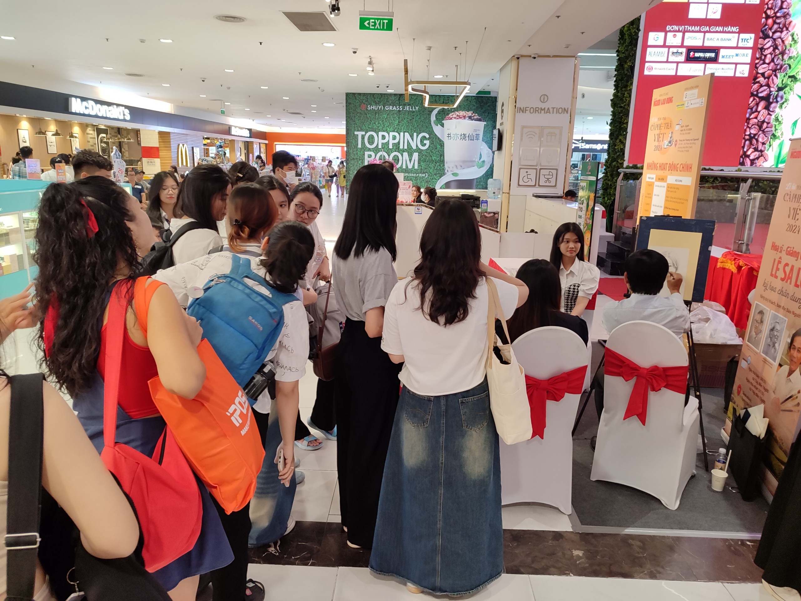 D&ograve;ng người xếp h&agrave;ng chờ được k&yacute; họa ch&acirc;n dung tại Lễ hội 