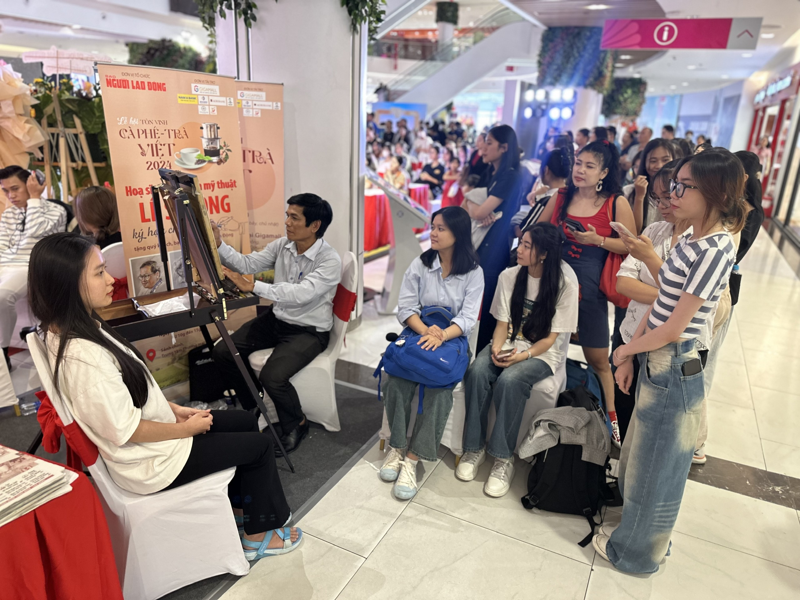 D&ograve;ng người xếp h&agrave;ng chờ được k&yacute; họa ch&acirc;n dung tại Lễ hội 