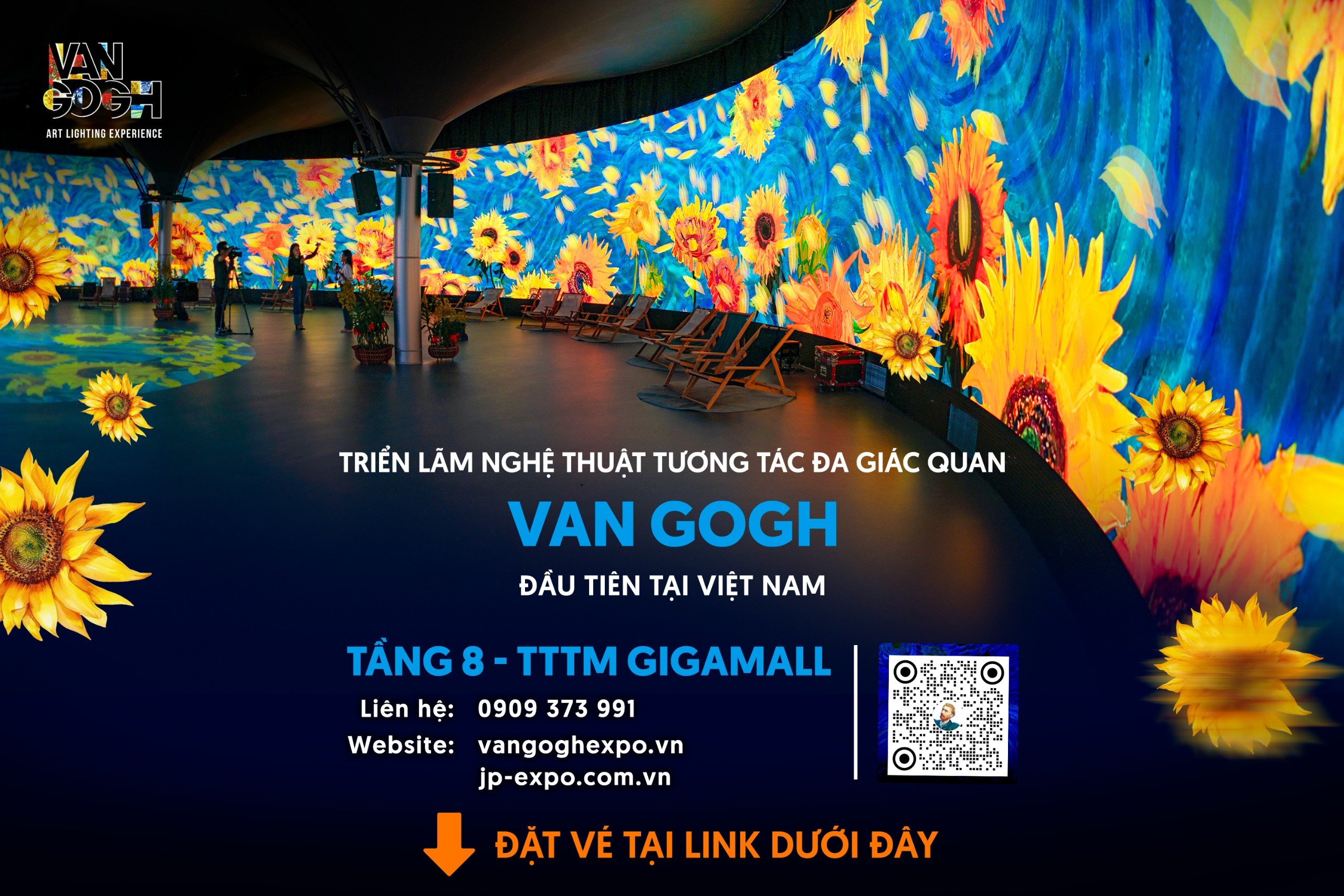 Du khách thích thú thưởng trà, cà phê trước giờ khai mạc Lễ hội