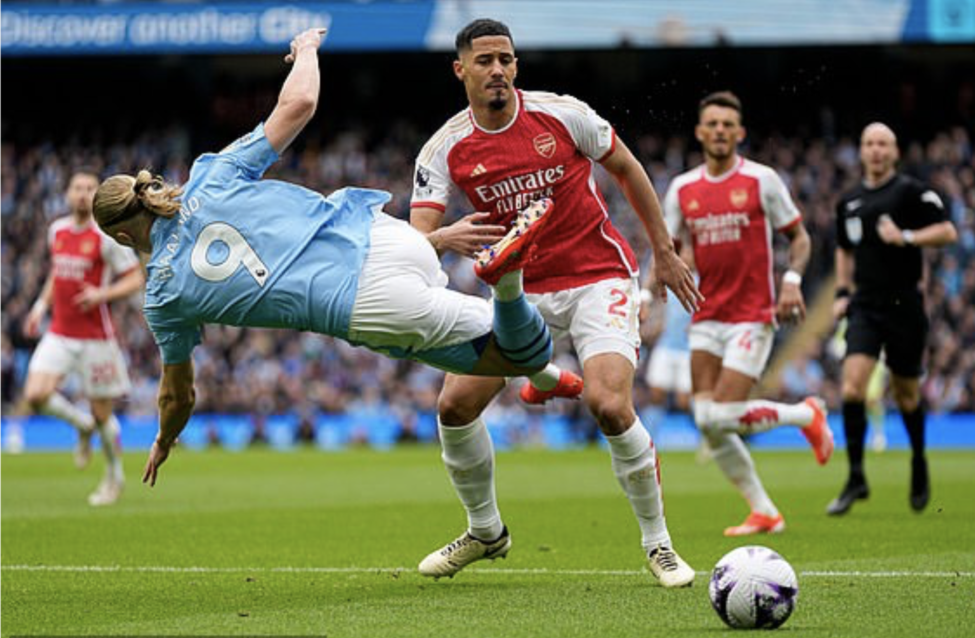 Pha  b&oacute;ng khiến  CĐV  Arsenal th&oacute;t tim đầu trận