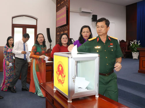 C&aacute;c đại biểu HĐND tỉnh Bạc Li&ecirc;u nhiệm kỳ 2021 - 2026 bỏ phiếu miễn nhiệm v&agrave; bầu bổ sung một số chức danh của HĐND, UBNDẢnh: TTXVN