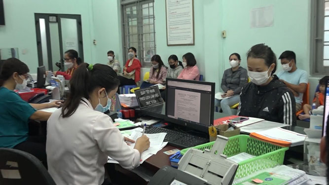 Người lao động l&agrave;m thủ tục hưởng BHXH một lần tại BHXH quận 12, TP HCM Ảnh: HUỲNH NHƯ
