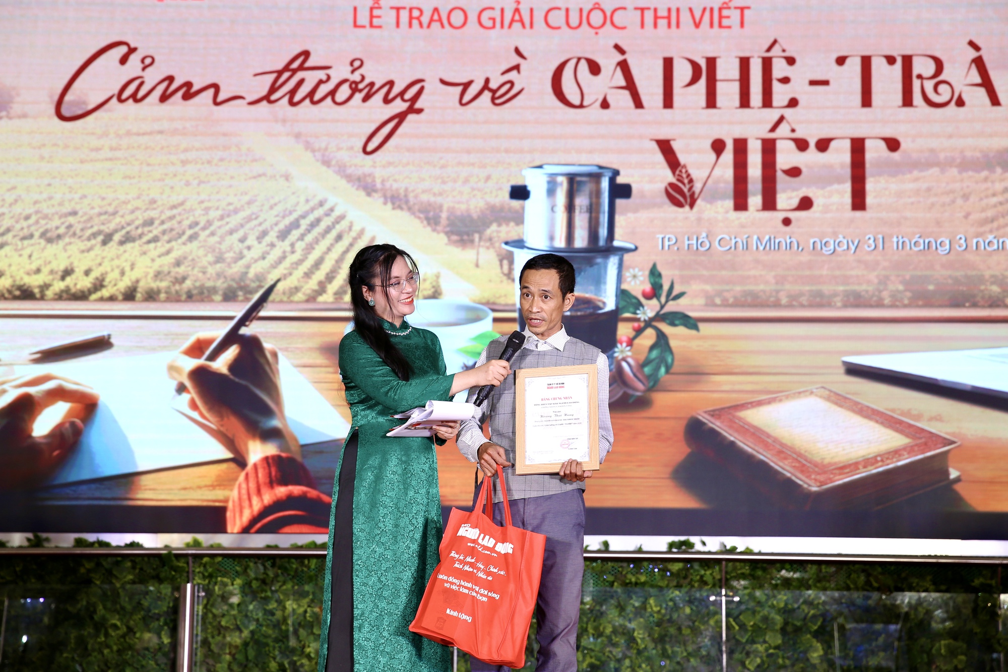 Trao giải Cuộc thi viết 