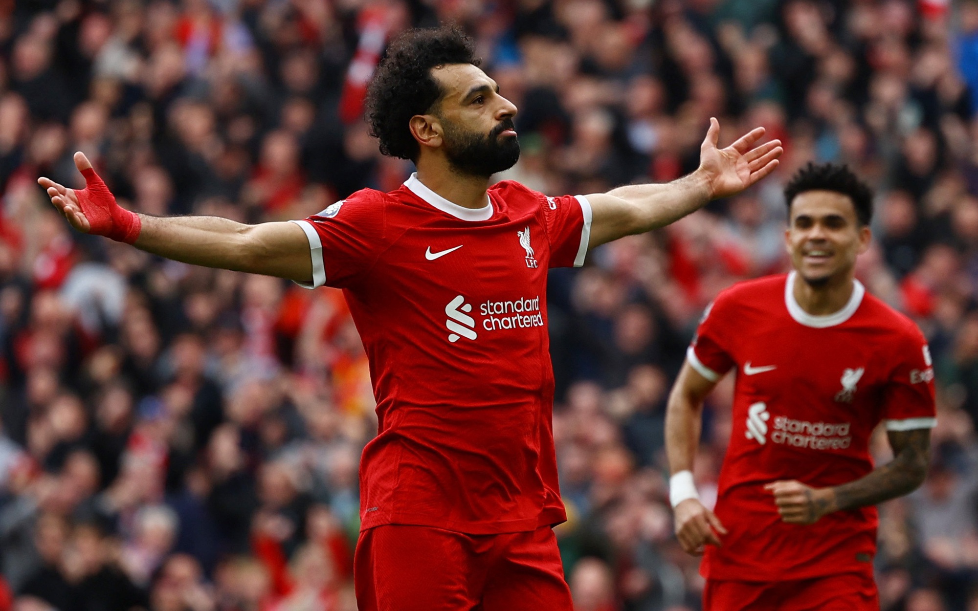 Liverpool ngược dòng hạ Brighton, trở lại ngôi đầu Giải Ngoại hạng Anh