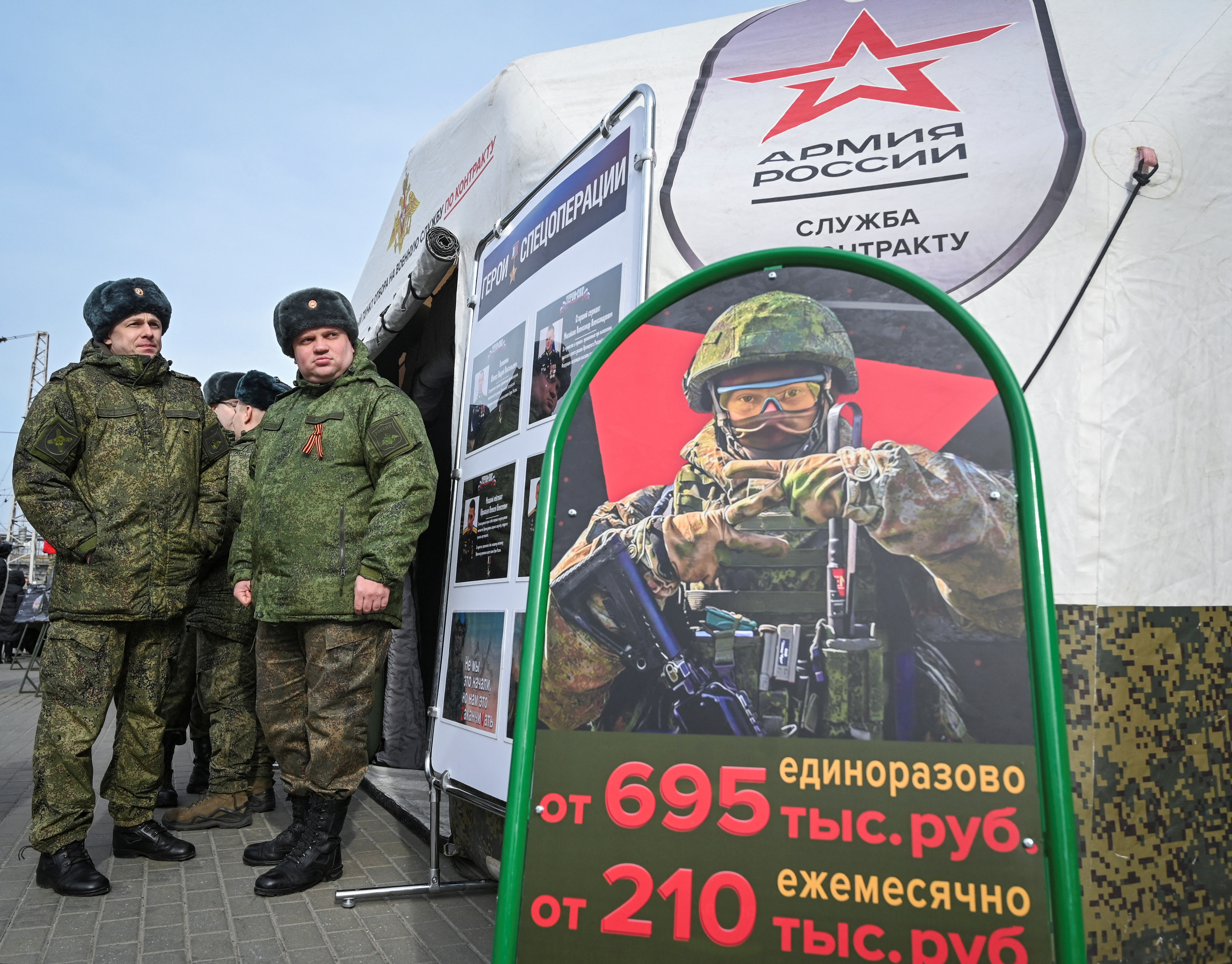 C&aacute;c qu&acirc;n nh&acirc;n Nga đứng gần một trung t&acirc;m tuyển qu&acirc;n di động ở Rostov-on- Don - Nga. Ảnh: Reuters