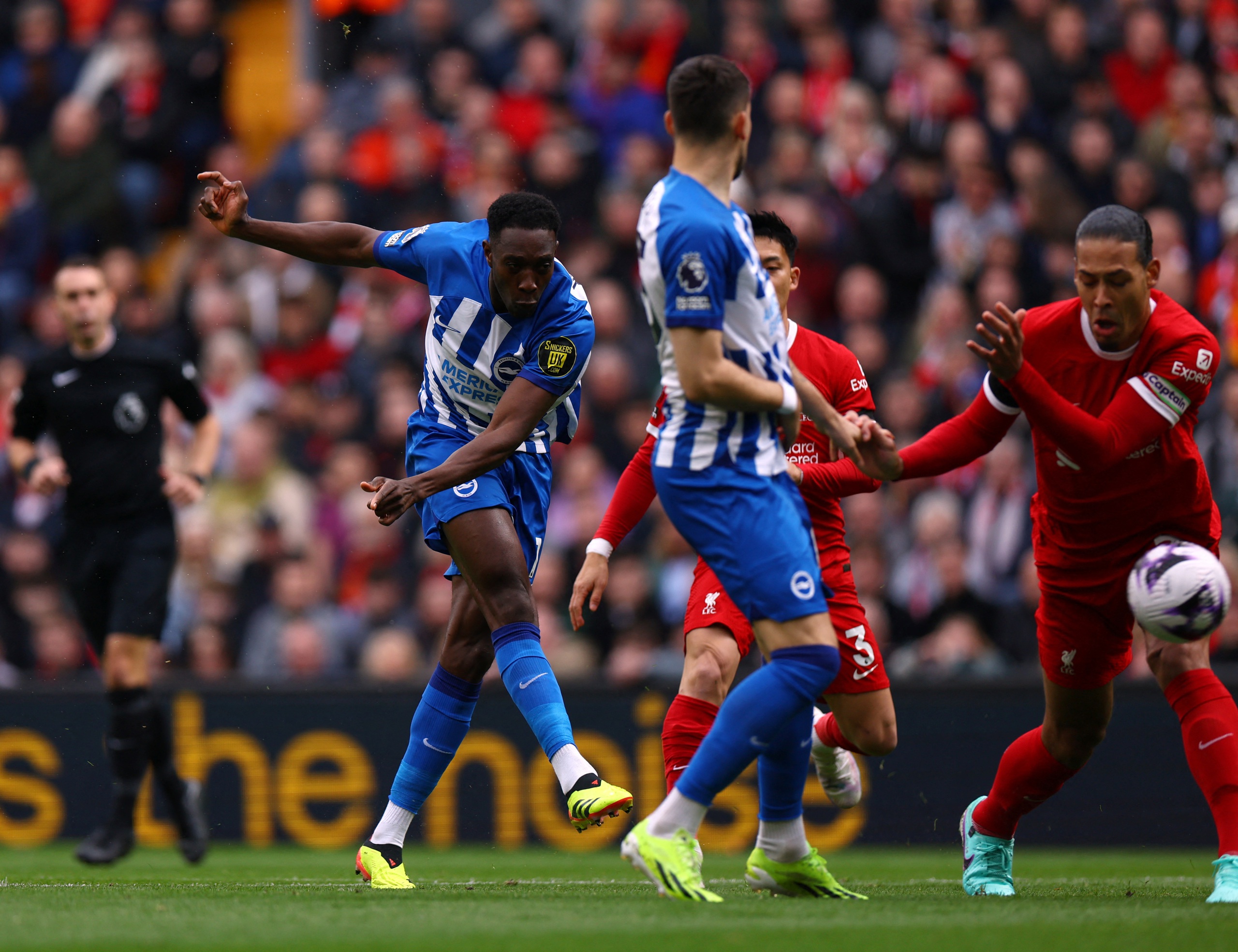 Liverpool ngược dòng hạ Brighton, trở lại ngôi đầu Giải Ngoại hạng Anh- Ảnh 1.
