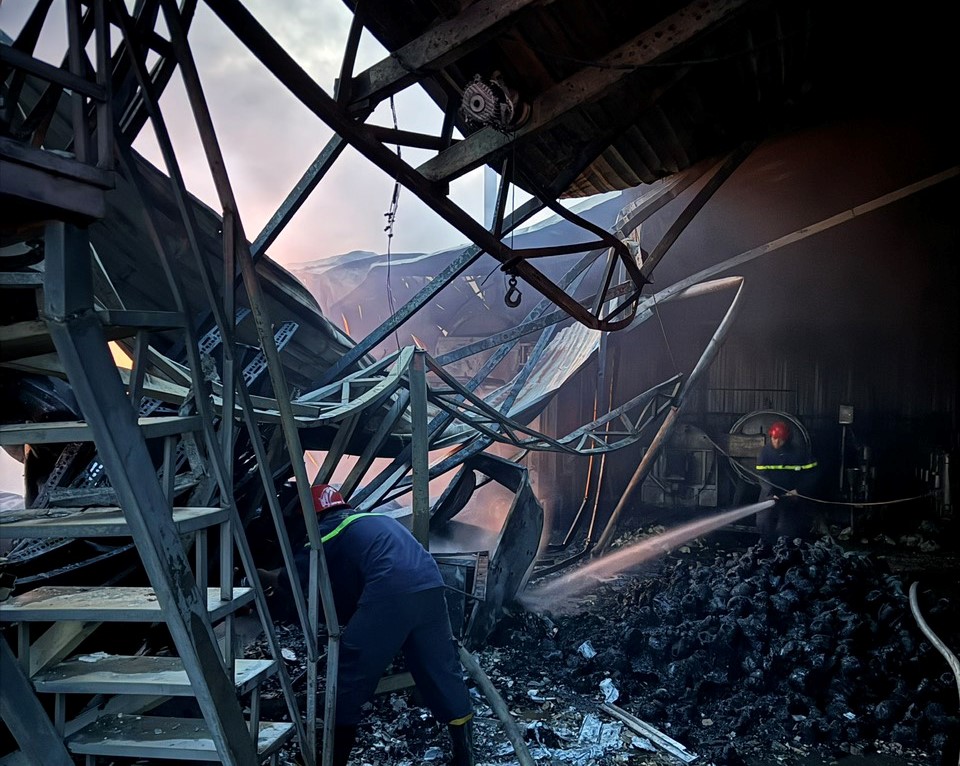 Ch&aacute;y lớn ở nh&agrave; xưởng đang bị đ&igrave;nh chỉ hoạt động- Ảnh 1.