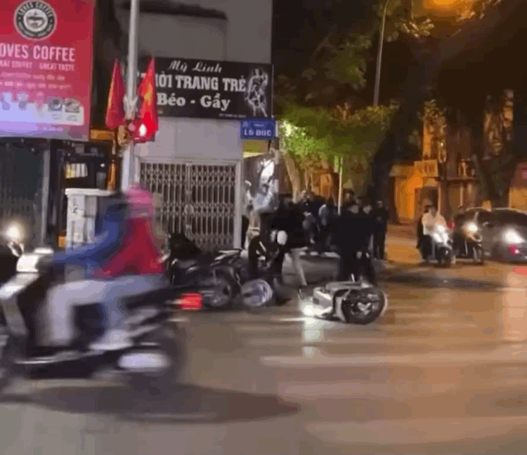 Vì sao 2 nhóm thanh, thiếu niên dùng xẻng ẩu đả ở phố Lò Đúc?- Ảnh 1.