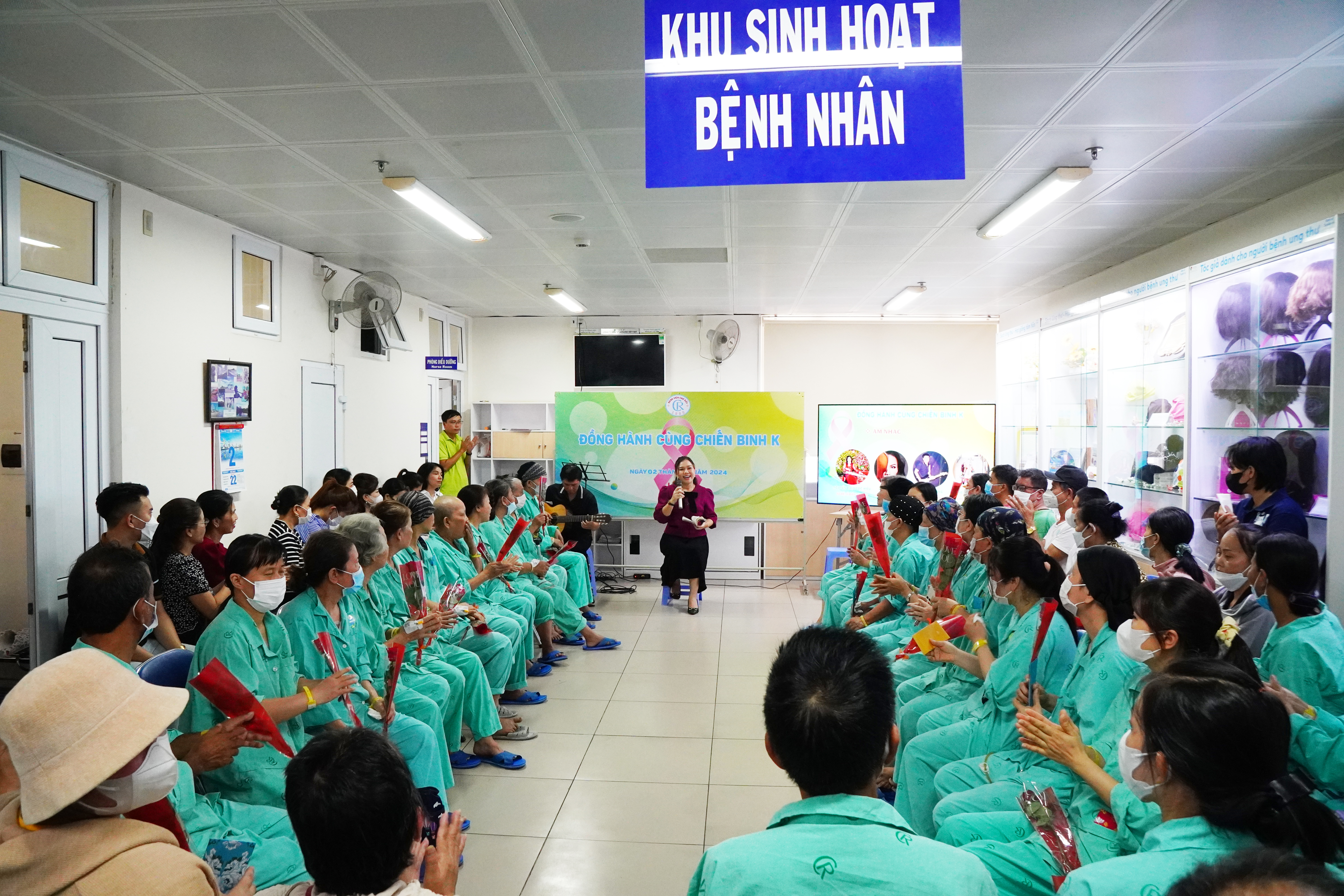 Đồng h&agrave;nh với 