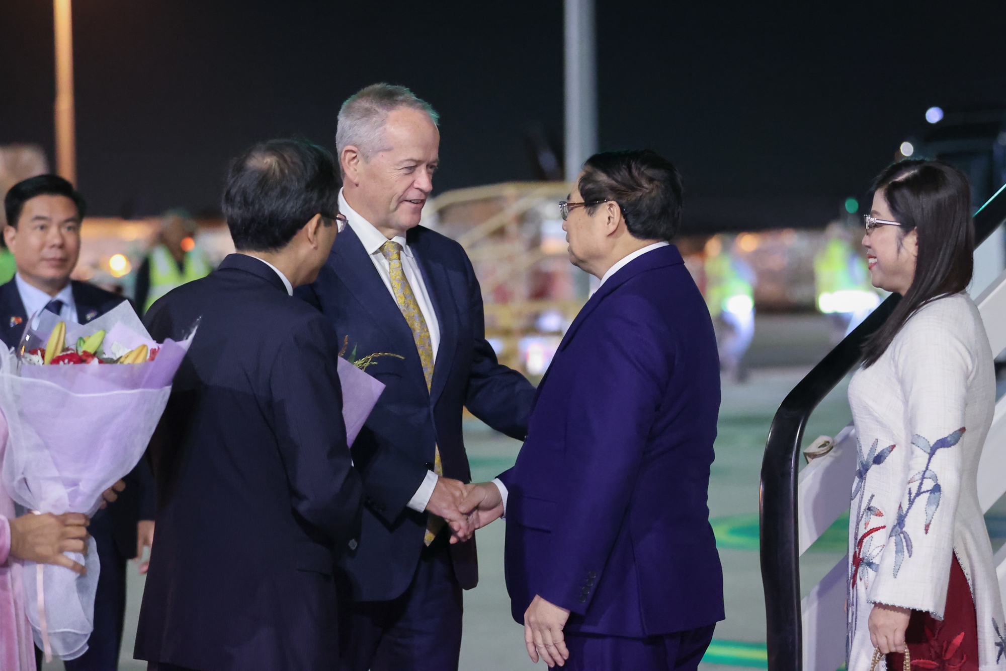 Thủ tướng Phạm Minh Ch&iacute;nh v&agrave; phu nh&acirc;n L&ecirc; Thị B&iacute;ch Tr&acirc;n c&ugrave;ng đo&agrave;n đại biểu cấp cao Việt Nam tới s&acirc;n bay Melbourne, bang Victoria - &Uacute;c Ảnh: Nhật Bắc