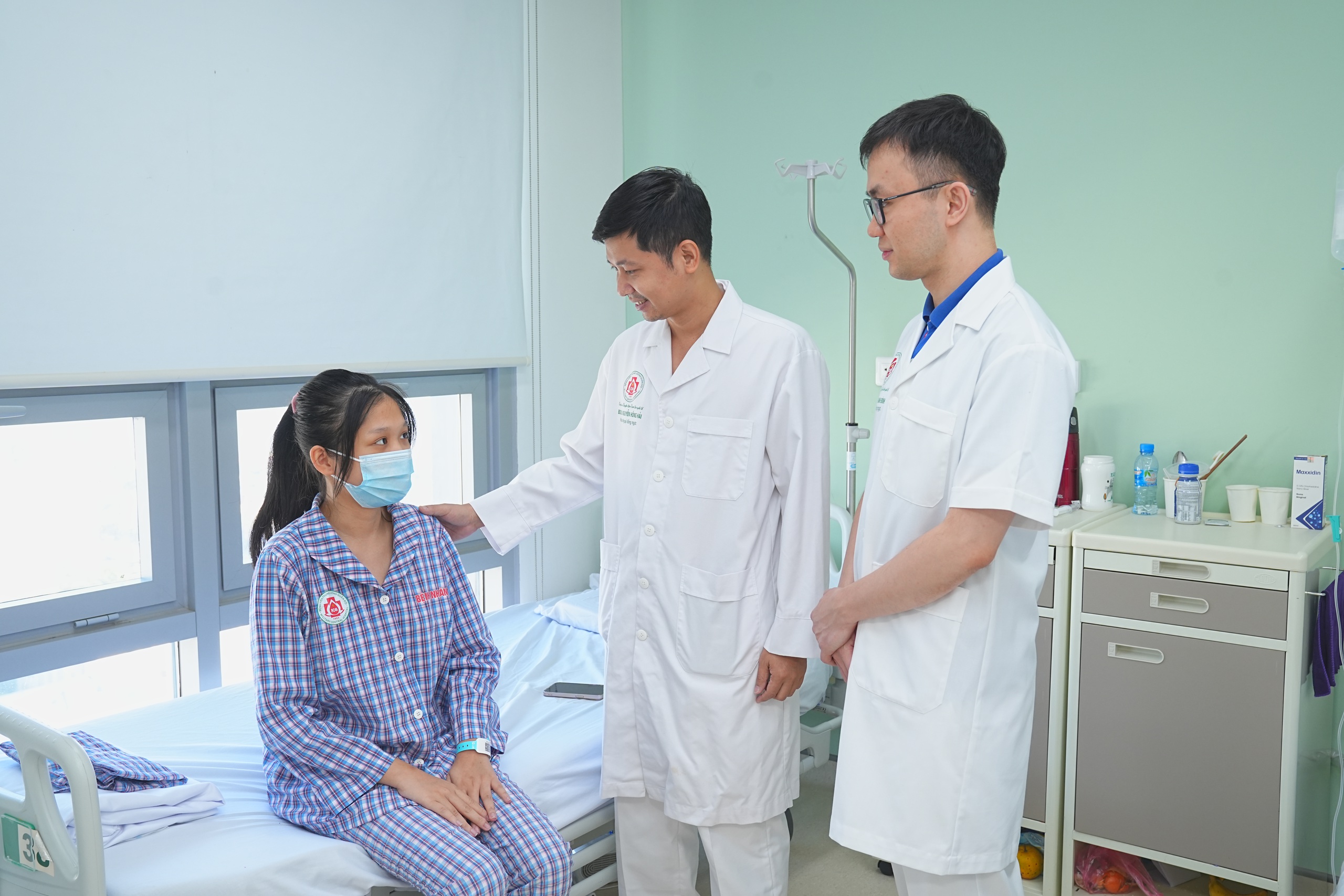 Bác sĩ thăm hỏi bệnh nhân đang điều trị tại Bệnh viện Trung ương Quân đội 108 Ảnh: NGUYỄN BẢO