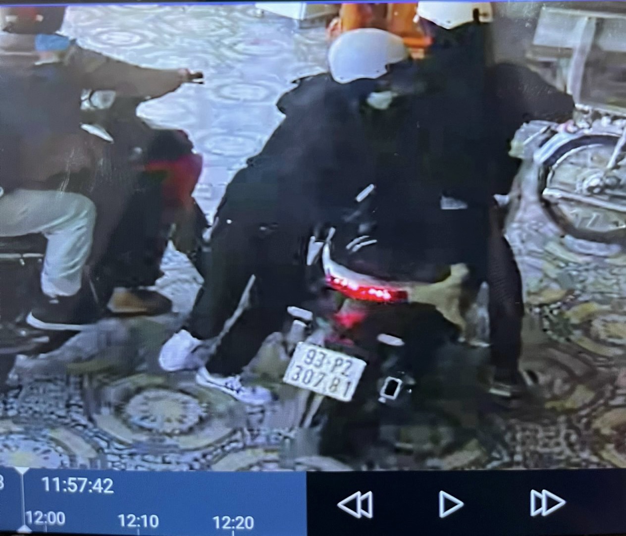 C&ocirc;ng an đ&atilde; x&aacute;c định nhiều manh mối về nh&oacute;m nghi phạm cướp tiệm v&agrave;ng ở B&igrave;nh Dương- Ảnh 2.