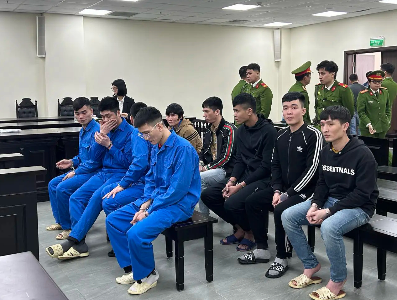 2 cựu cán bộ công an rủ nhau đến khách sạn để