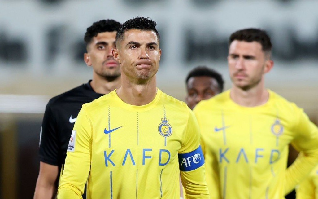 Al-Nassr vấp ngã ở tứ kết, Ronaldo tiếp tục bị CĐV khiêu khích