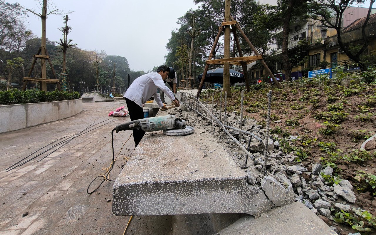 Vườn hoa Hàng Đậu vừa chỉnh trang xong đã phá bỏ một số hạng mục
