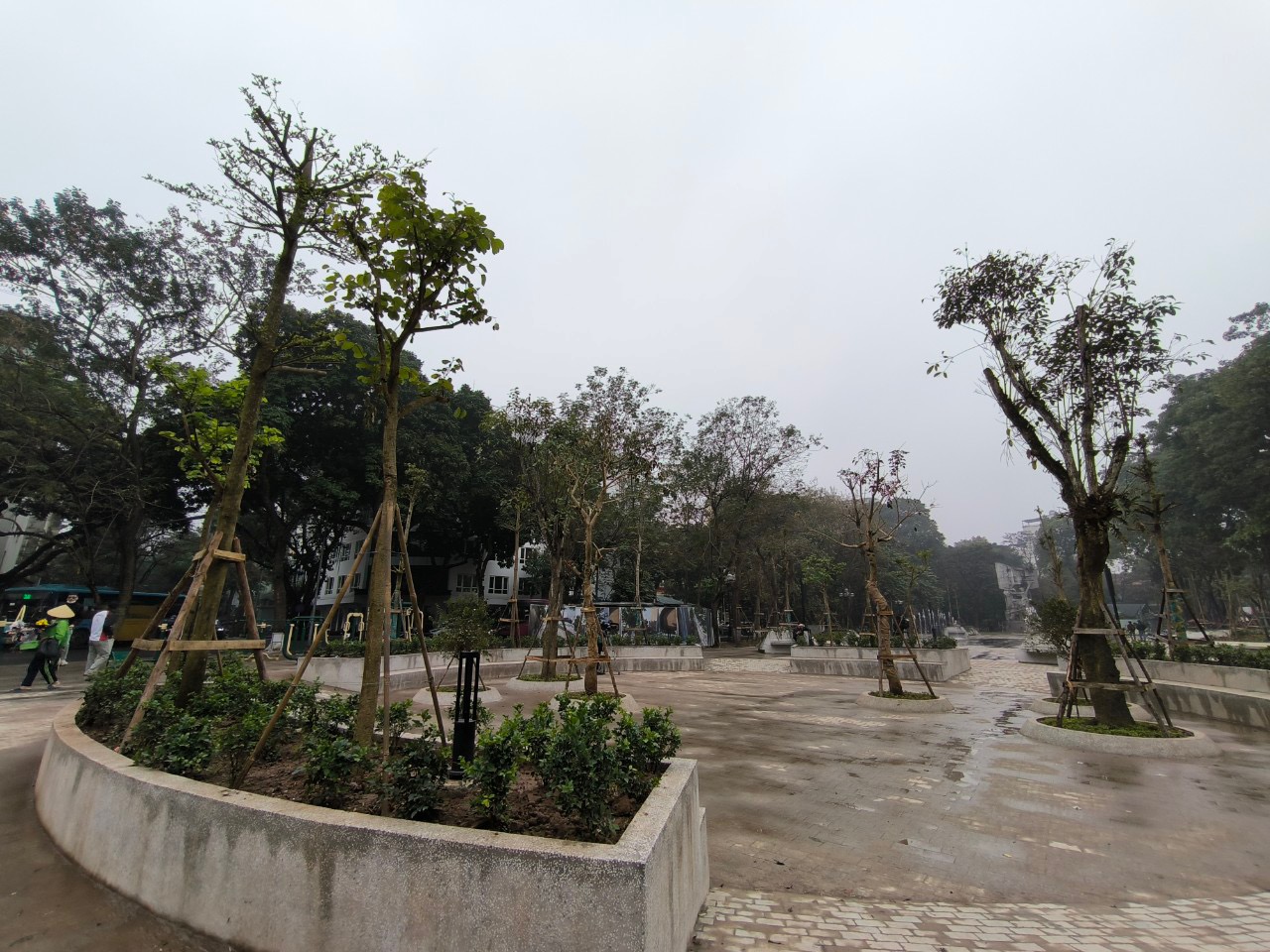 Vườn hoa H&agrave;ng Đậu vừa chỉnh trang xong đ&atilde; ph&aacute; bỏ một số hạng mục- Ảnh 9.