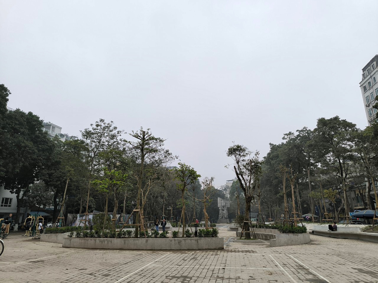 Vườn hoa H&agrave;ng Đậu vừa chỉnh trang xong đ&atilde; ph&aacute; bỏ một số hạng mục- Ảnh 3.