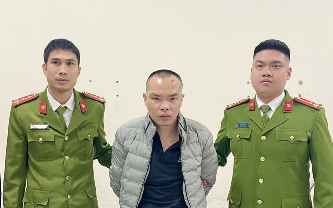Bịt mặt, cầm dao cướp tài sản của nữ sinh viên trong trường