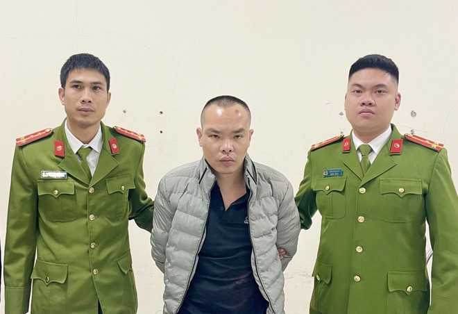 Bịt mặt, cầm dao cướp t&agrave;i sản của nữ sinh vi&ecirc;n trong trường- Ảnh 1.