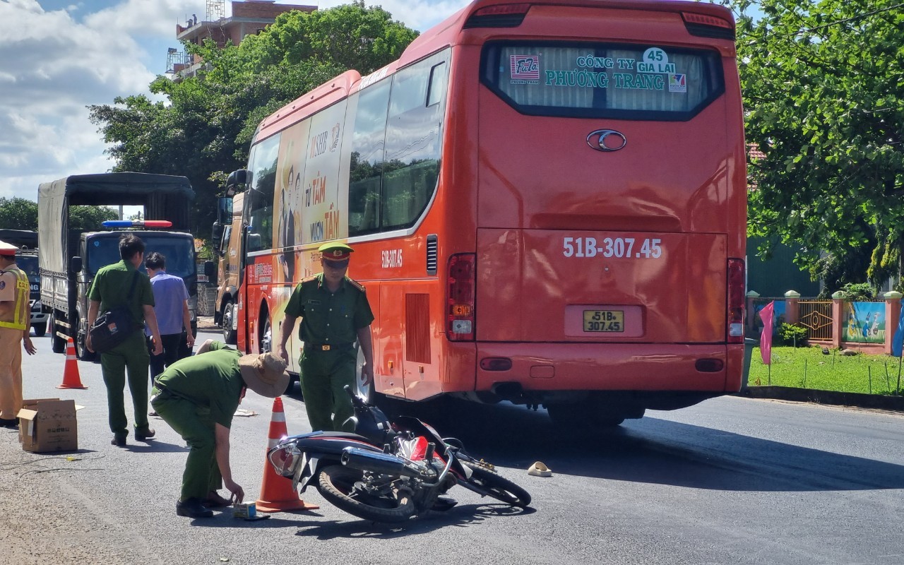 Khởi tố tài xế xe khách tông xe máy khiến 2 học sinh tử vong