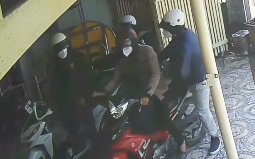 Nhóm cướp tiệm vàng ở Bình Dương tẩu thoát 2 hướng, gây khó khăn khi truy bắt