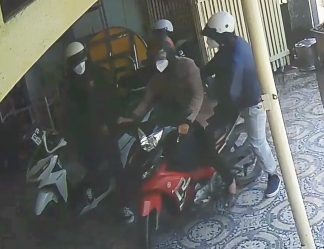 Nh&oacute;m cướp tiệm v&agrave;ng ở B&igrave;nh Dương tẩu tho&aacute;t 2 hướng, g&acirc;y kh&oacute; khăn khi truy bắt- Ảnh 1.