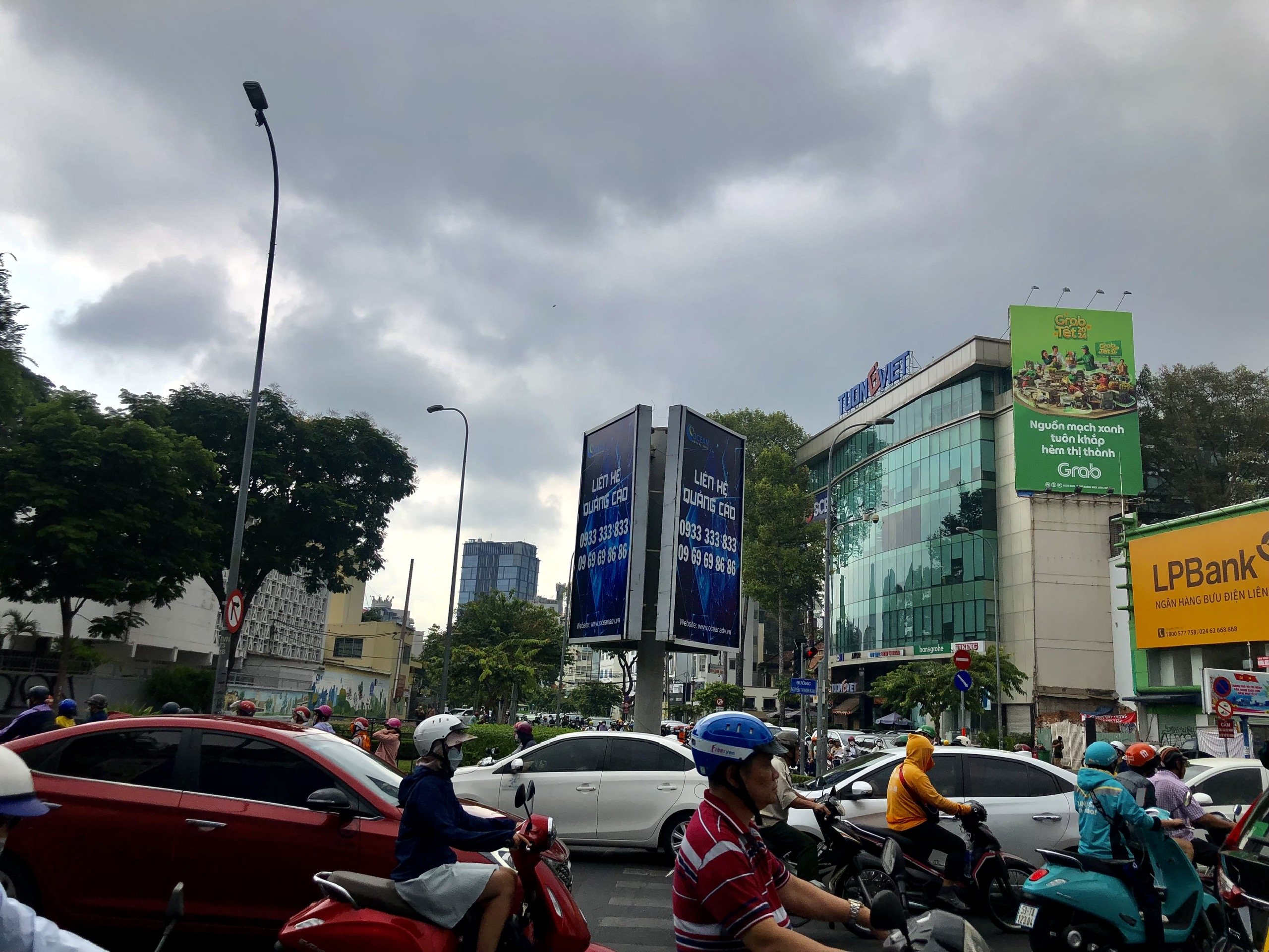 TP HCM hầu như không nắng từ sớm đến trưa, liệu sắp có mưa giải nhiệt?- Ảnh 1.