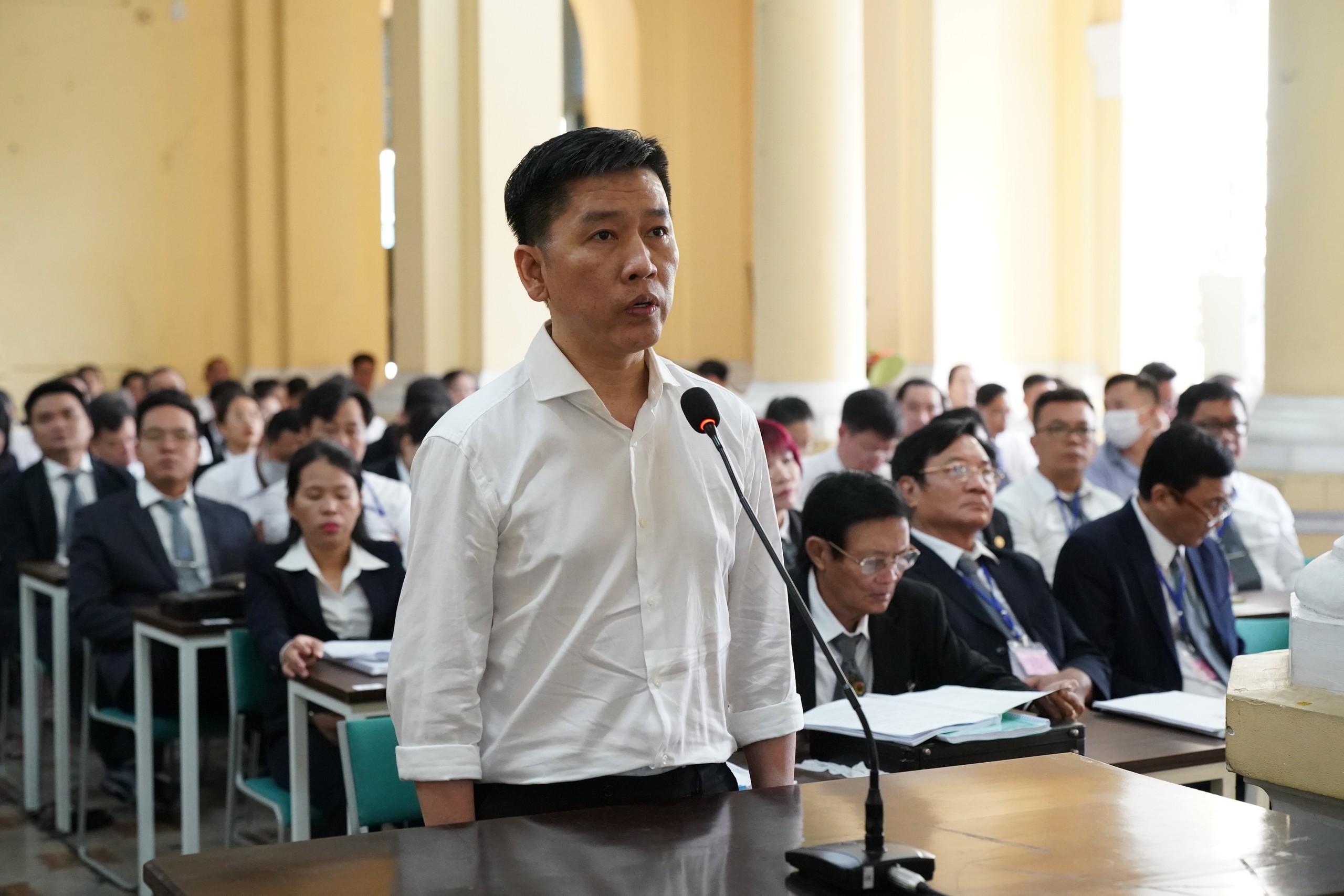 H&igrave;nh ảnh b&agrave; Trương Mỹ Lan v&agrave; đồng phạm trong ng&agrave;y đầu x&eacute;t xử- Ảnh 12.