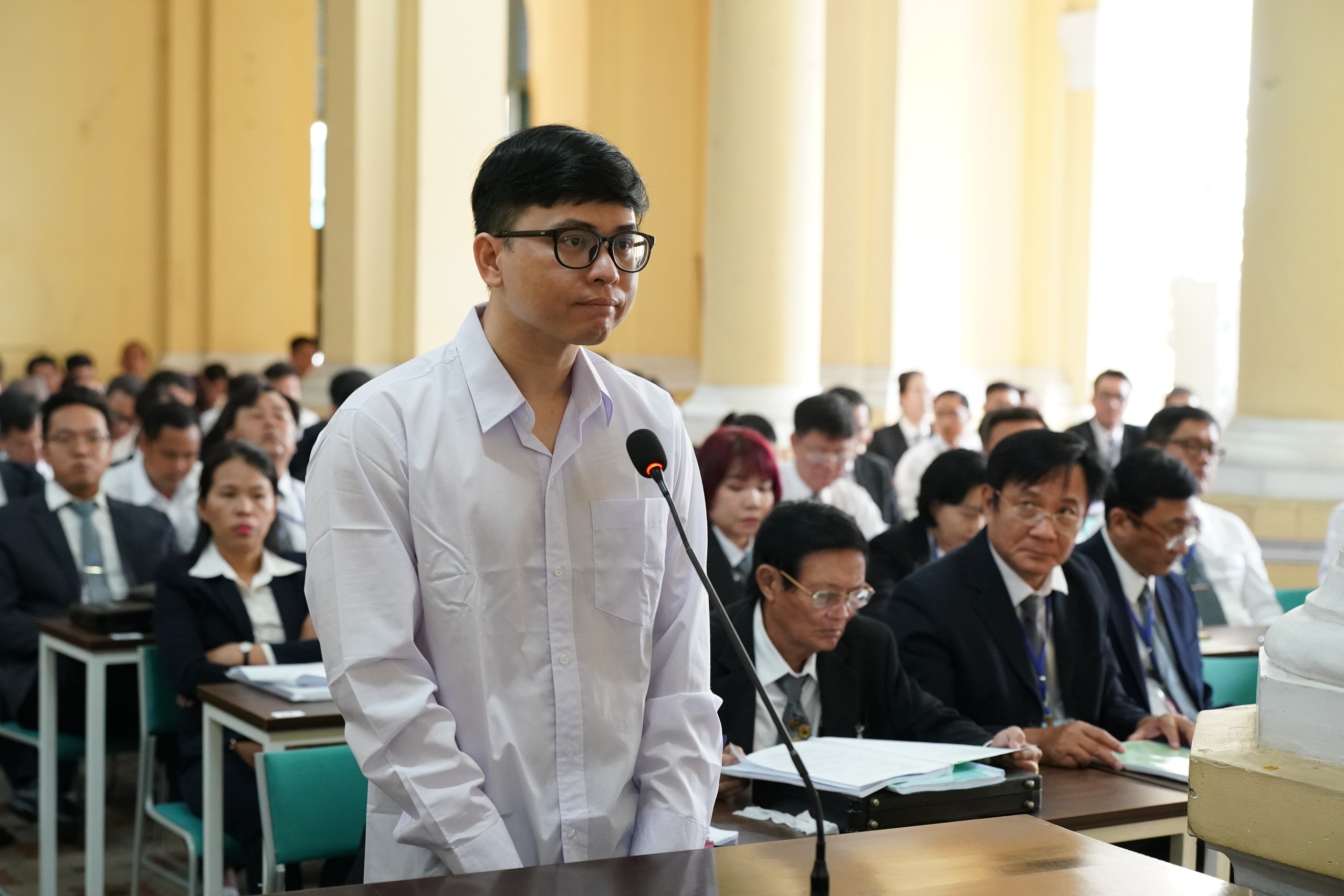 H&igrave;nh ảnh b&agrave; Trương Mỹ Lan v&agrave; đồng phạm trong ng&agrave;y đầu x&eacute;t xử- Ảnh 11.