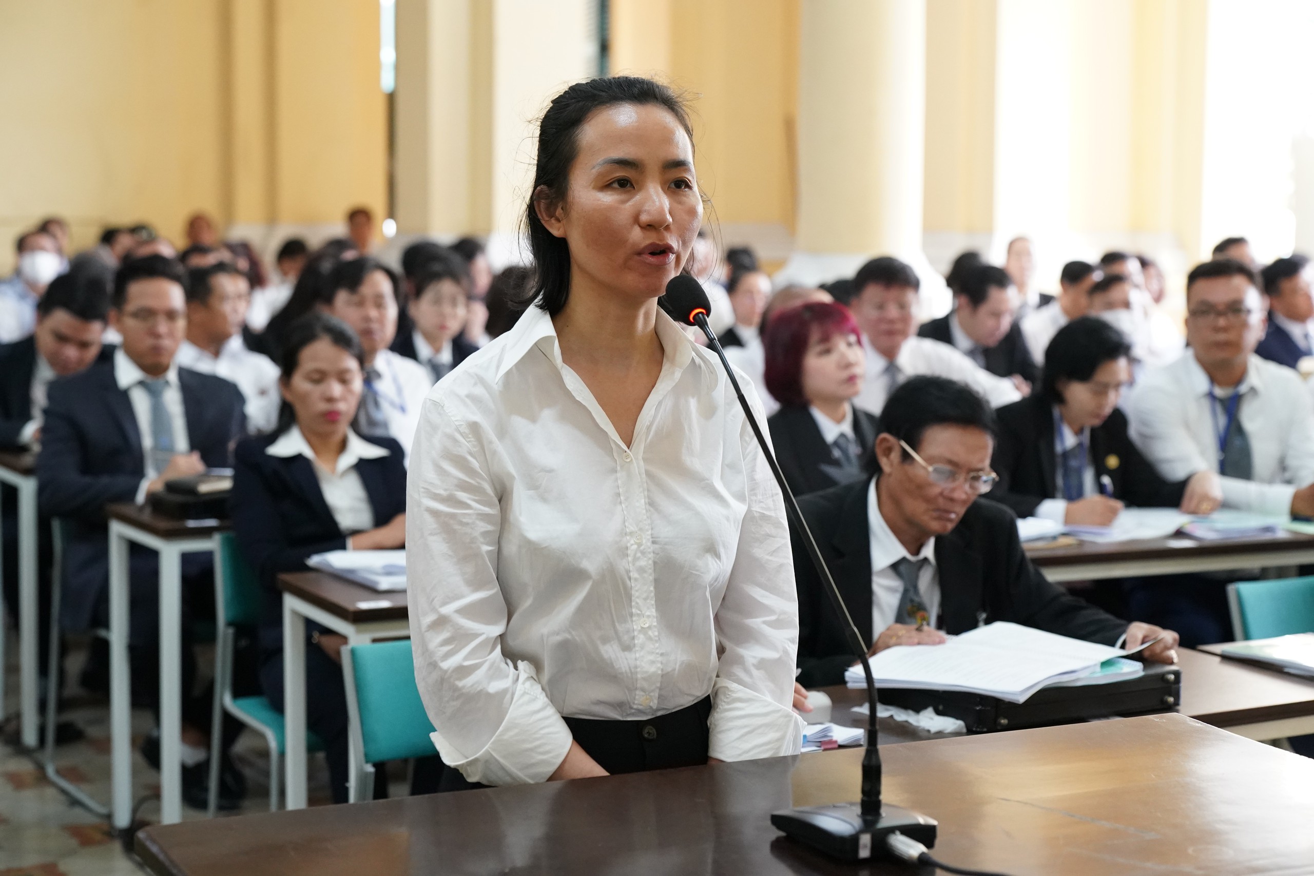 H&igrave;nh ảnh b&agrave; Trương Mỹ Lan v&agrave; đồng phạm trong ng&agrave;y đầu x&eacute;t xử- Ảnh 10.