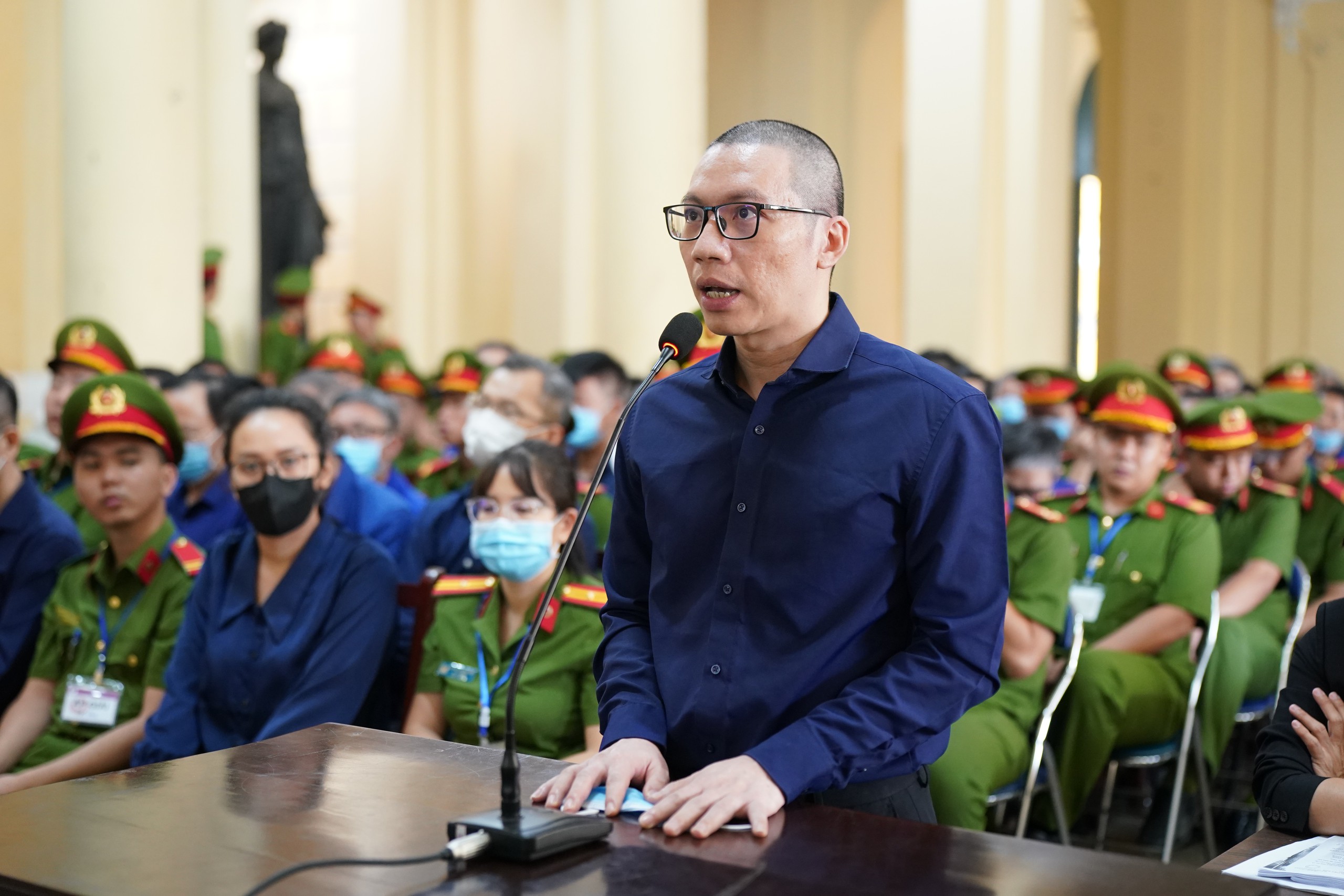 H&igrave;nh ảnh b&agrave; Trương Mỹ Lan v&agrave; đồng phạm trong ng&agrave;y đầu x&eacute;t xử- Ảnh 8.
