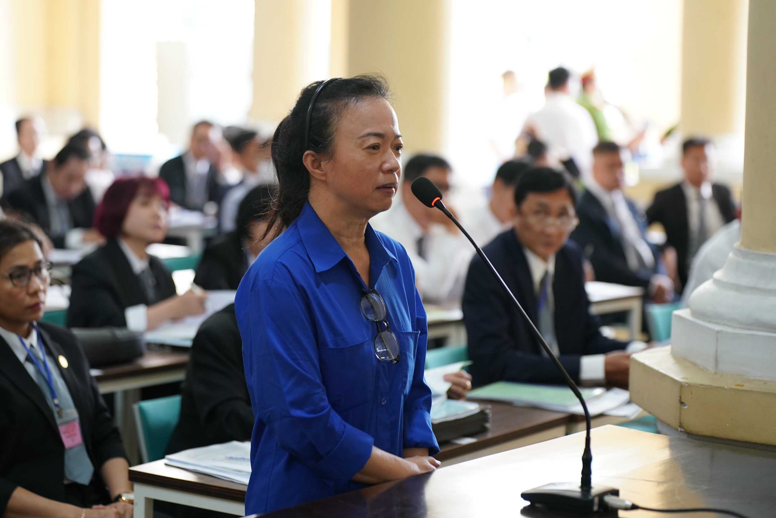 H&igrave;nh ảnh b&agrave; Trương Mỹ Lan v&agrave; đồng phạm trong ng&agrave;y đầu x&eacute;t xử- Ảnh 7.